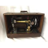 A BOXED VINTAGE SINGER SEWING MACHINE, SERIAL NUMBER EC625798 (WITH FRONT COVER)