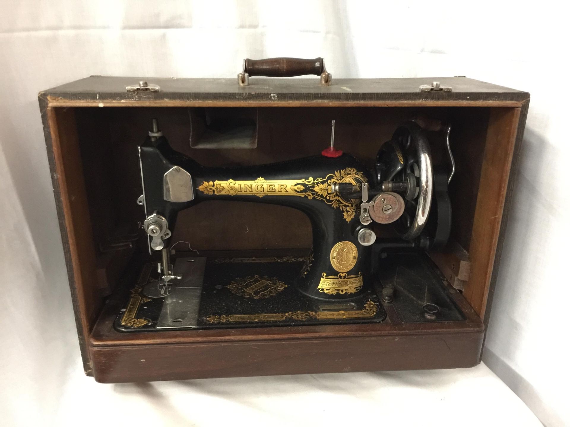 A BOXED VINTAGE SINGER SEWING MACHINE, SERIAL NUMBER EC625798 (WITH FRONT COVER)