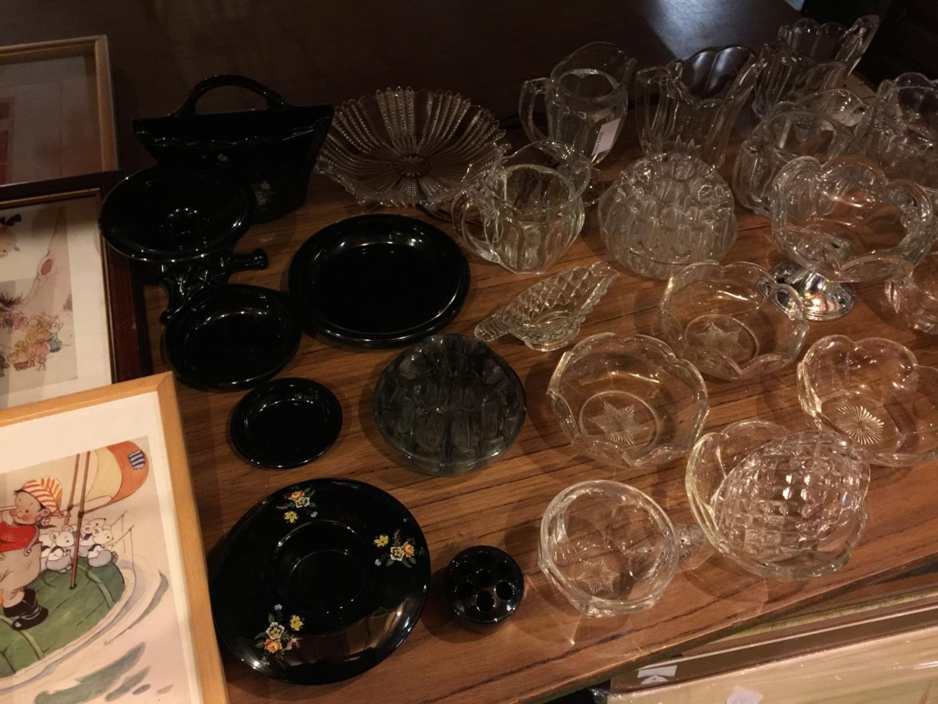 A QUANTITY OF CLEAR AND BLACK FLORAL GLASSWARE TO INCLUDE JUGS, BOWLS, DISHES, ETC - Image 2 of 4
