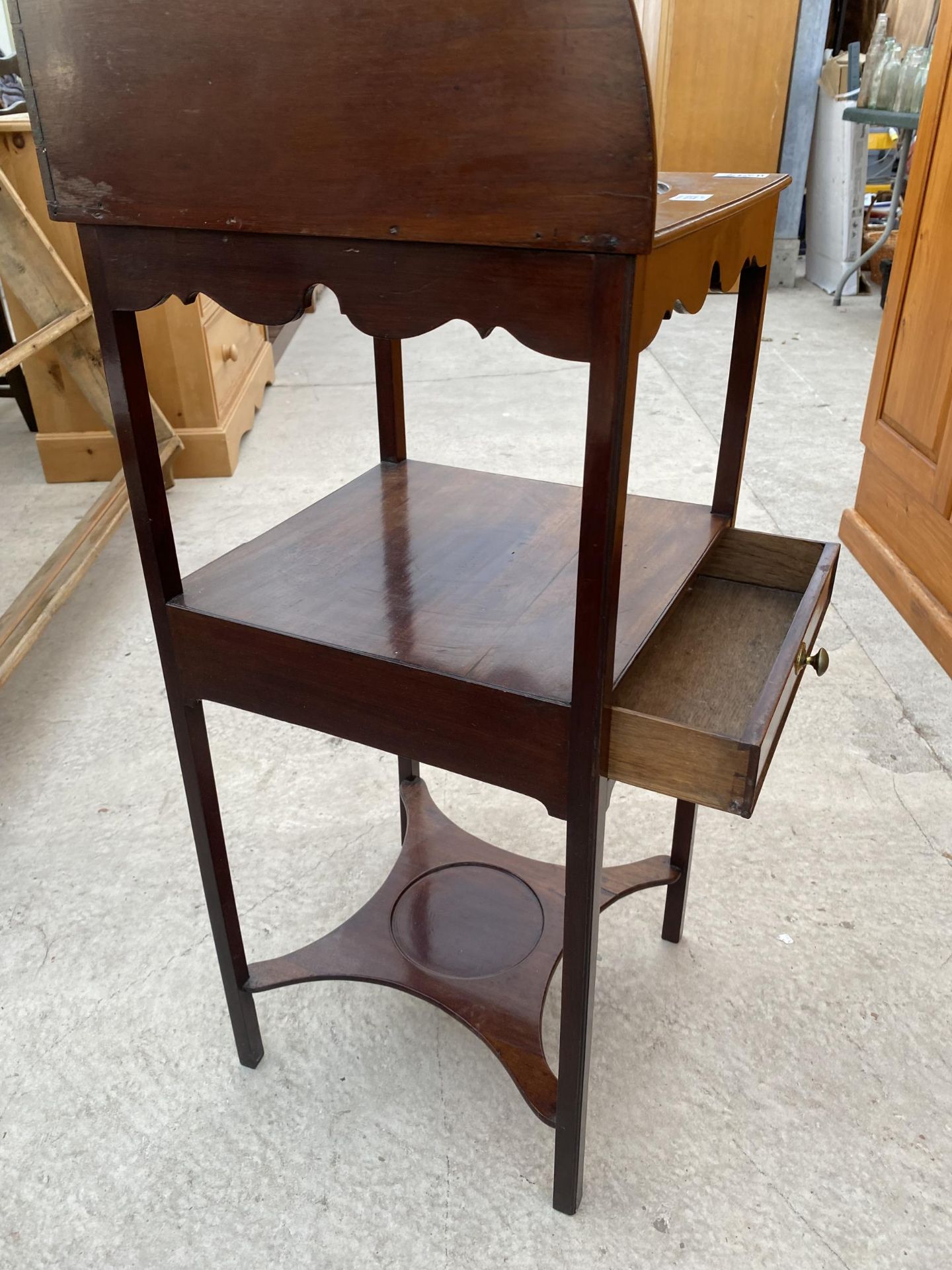 A GEORGIAN MAHOGANY CORNER WASHSTAND WITH SINGLE DRAWER - Image 4 of 4