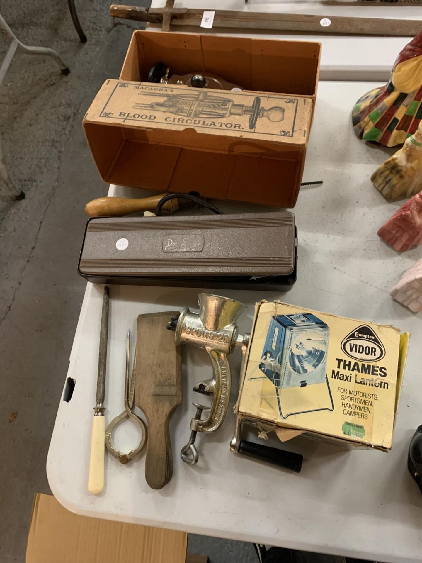 VINTAGE MEDICAL ITEMS TO INCLUDE MACAURA'S BLOOD CIRCULATOR, A BLOOD PRESSURE MACHINE, BUTTER