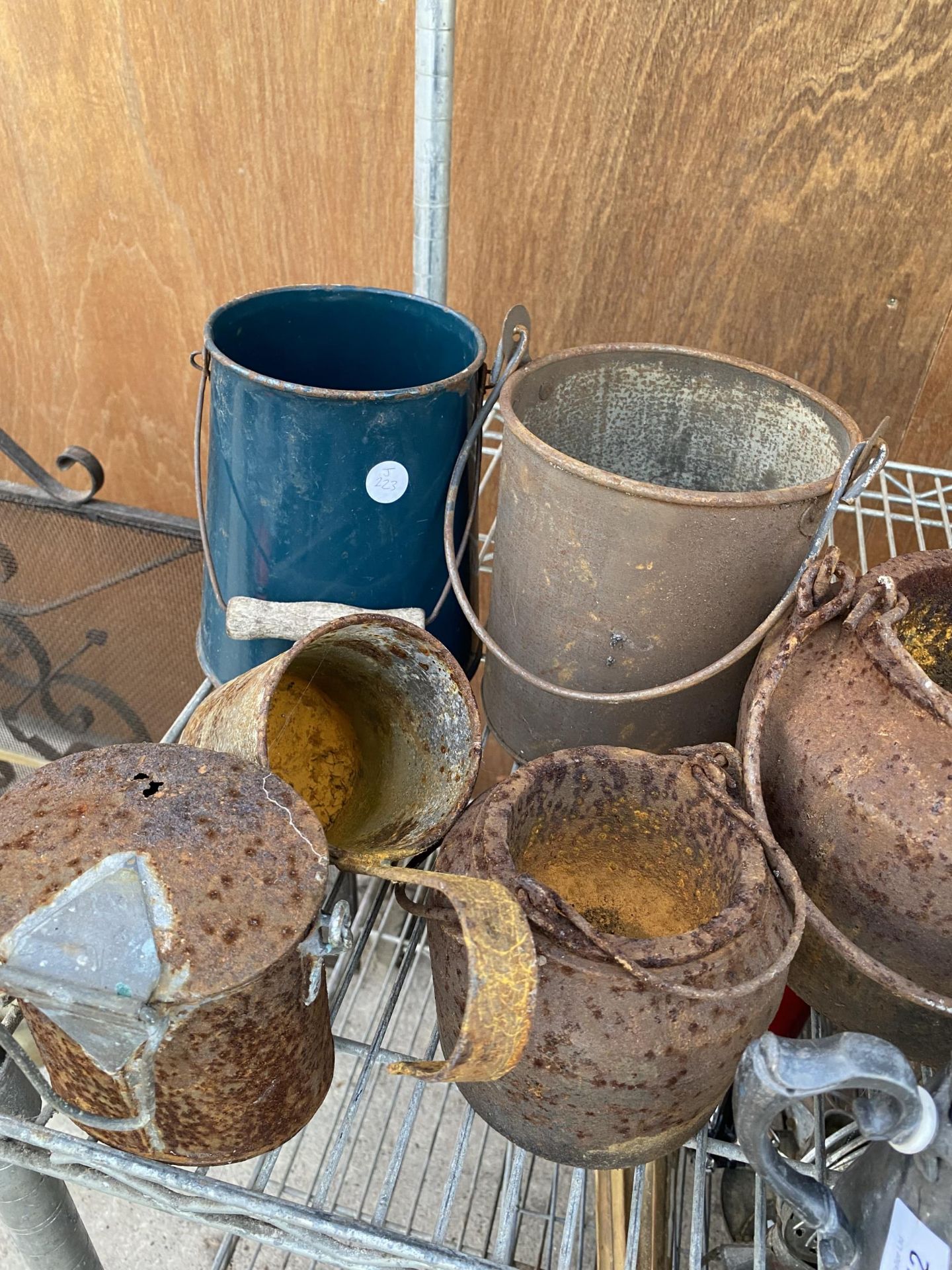 AN ASSORTMENT OF VINTAGE METAL VESSELS TO INCLUDE COOKING POTS ETC - Image 3 of 4