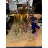 A QUANTITY OF GLASSWARE TO INCLUDE VASES, JUGS, A COCKEREL, DRINKING GLASSES, ETC