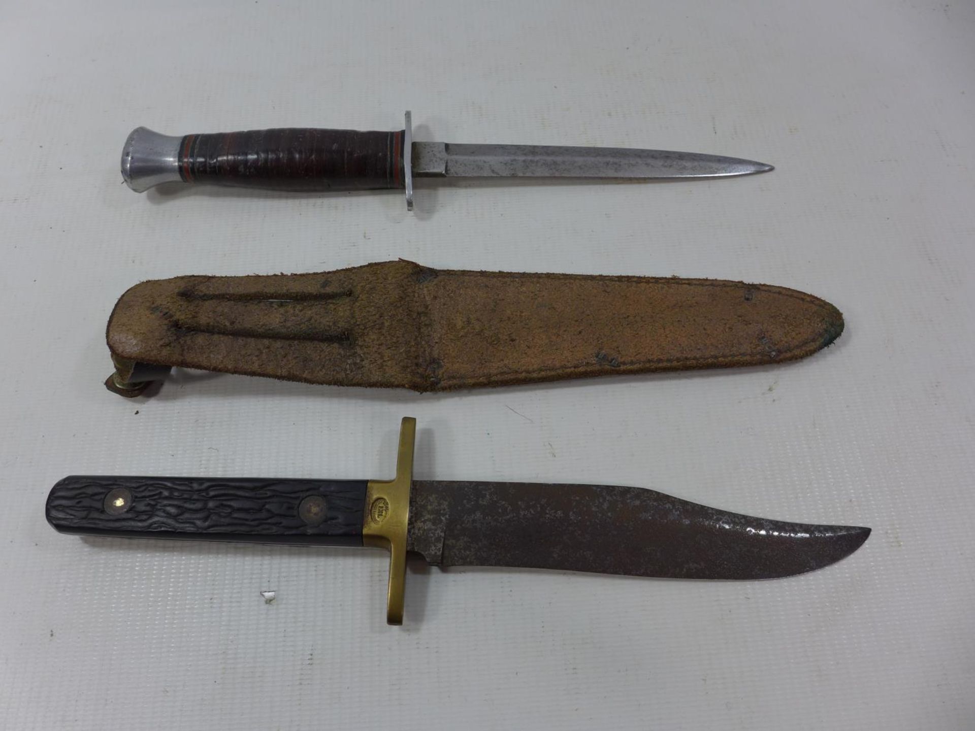 A SHEFFIELD MADE IXL BOWIE KNIFE, 15CM BLADE AND ANOTHER KNIFE, 15CM BLADE, LEATHER SCABBARD - Image 2 of 3