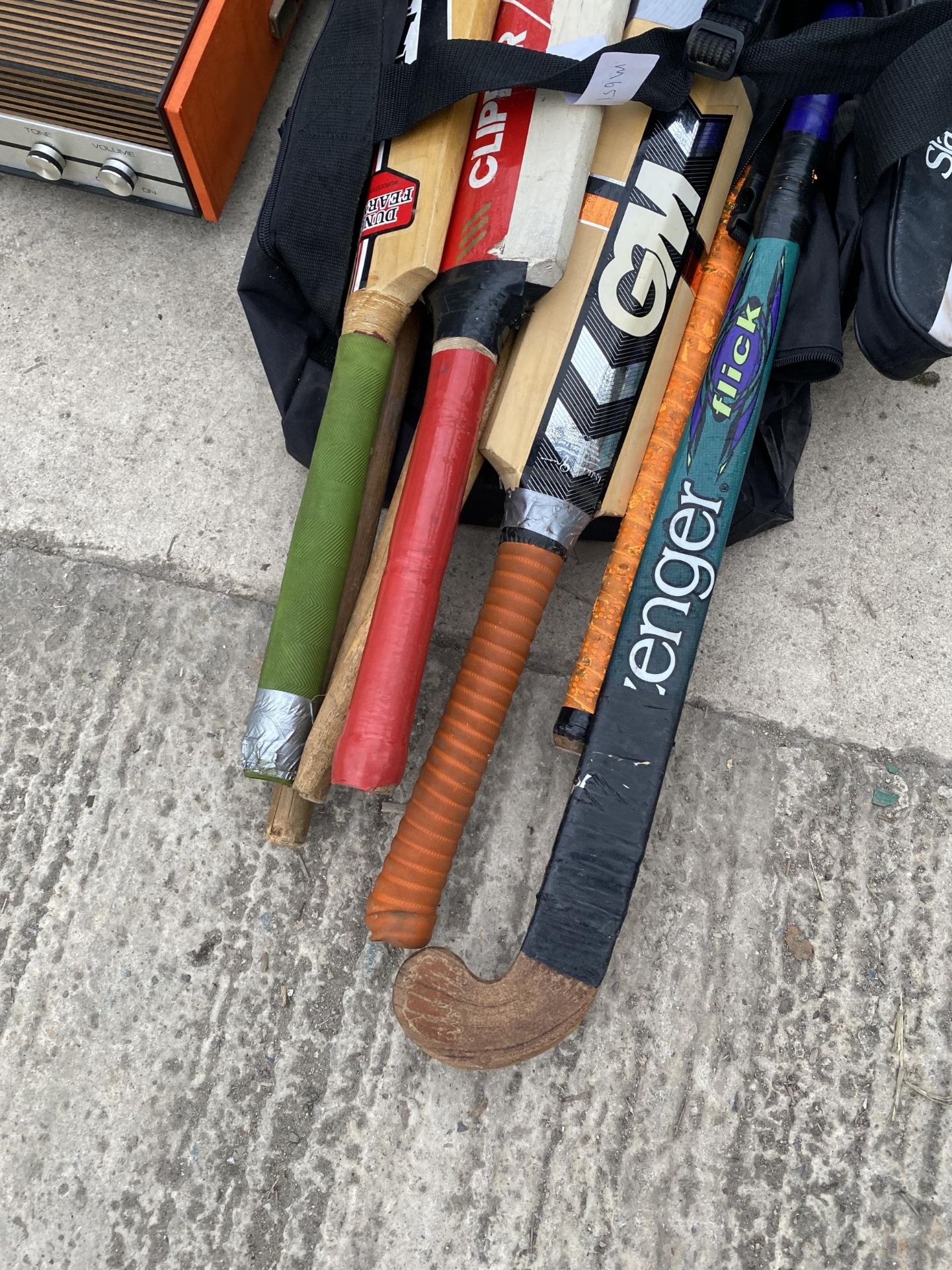 A BAG OF SPORTS EQUIPMENT - CRICKET BATS, HOCKEY STICKS ETC - Image 4 of 4