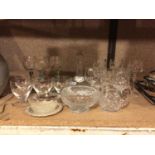 A COLLECTION OF GLASSWARE TO INCLUDE GLASSES, BOWL, JUG ETC