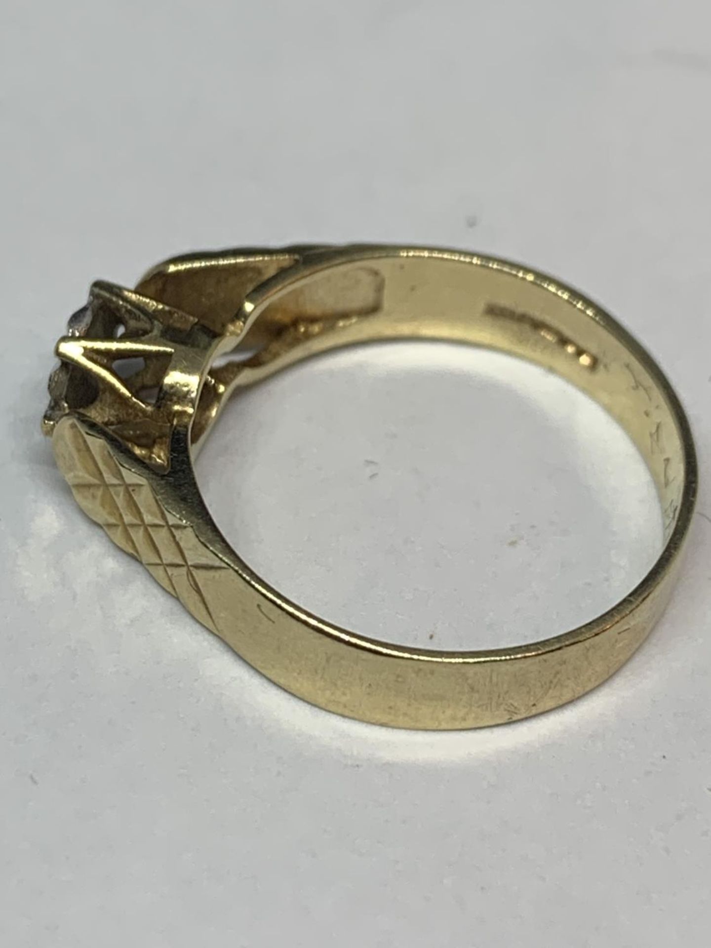 A 9 CARAT GOLD DIAMOND CHIP RING WITH DECORATIVE SHOULDERS SIZE L/M - Image 2 of 4