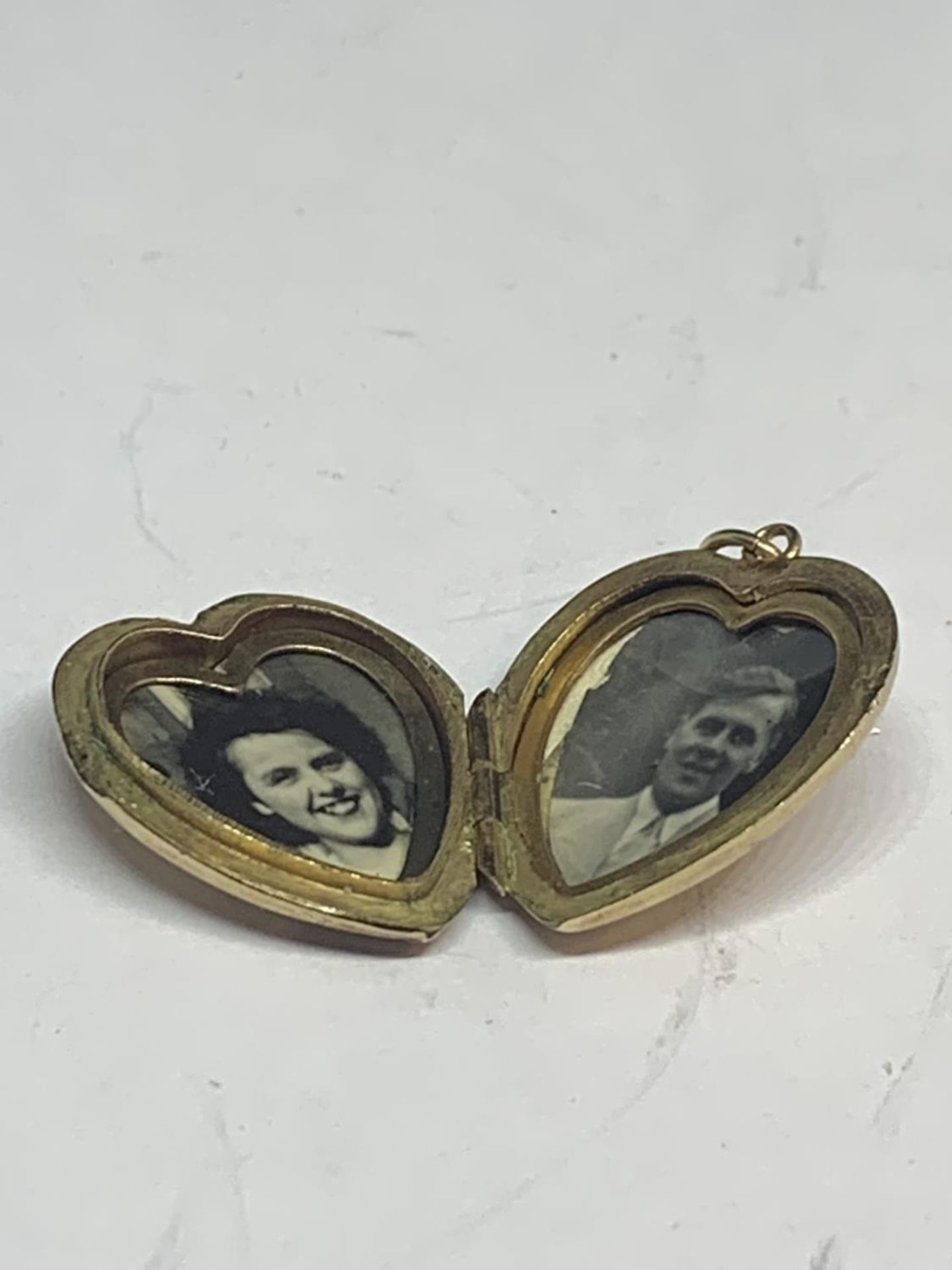 A 9 CARAT GOLD HEART SHAPED LOCKET WITH VINTAGE PHOTOGRAPHS GROSS WEIGHT 3.5 GRAMS - Image 3 of 3