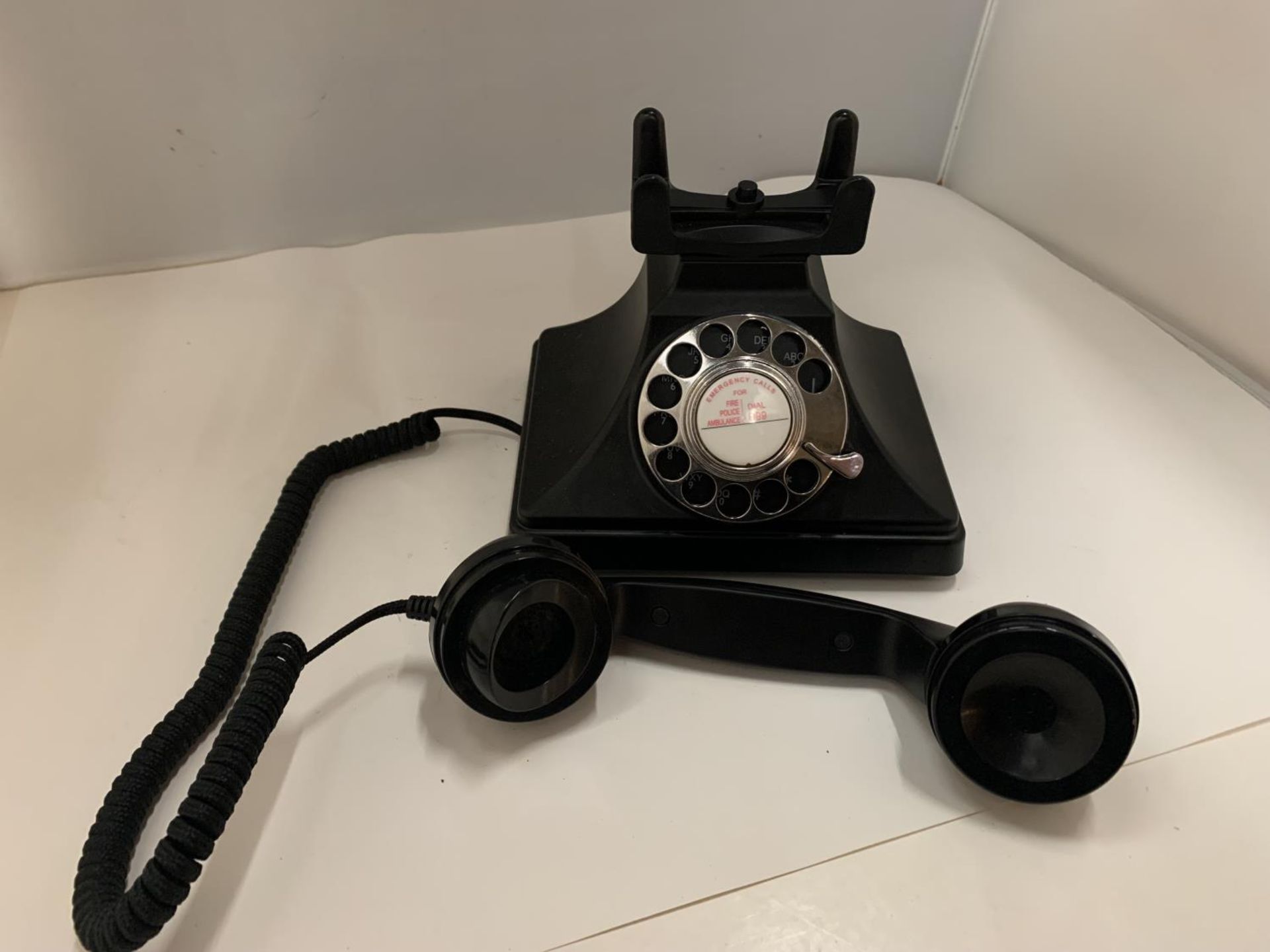 A VINTAGE STYLE ROTARY DIAL TELEPHONE IN MATT BLACK - Image 2 of 4