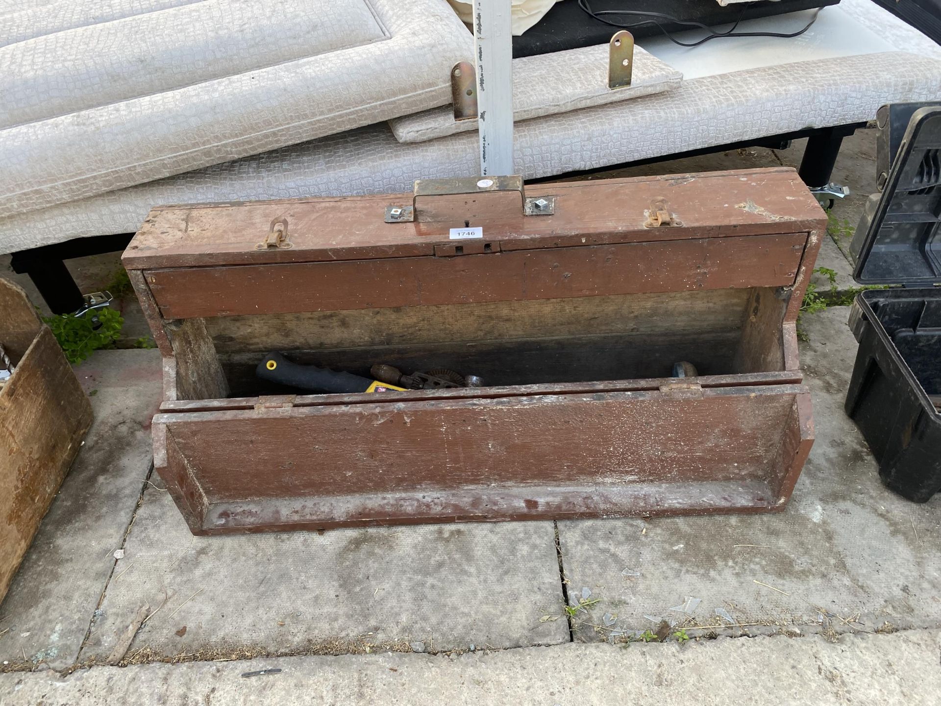 A VINTAGE JOINERS CHEST WITH AN ASSORTMENT OF TOOLS TO INCLUDE BRACE DRILLS AND HAMMERS ETC