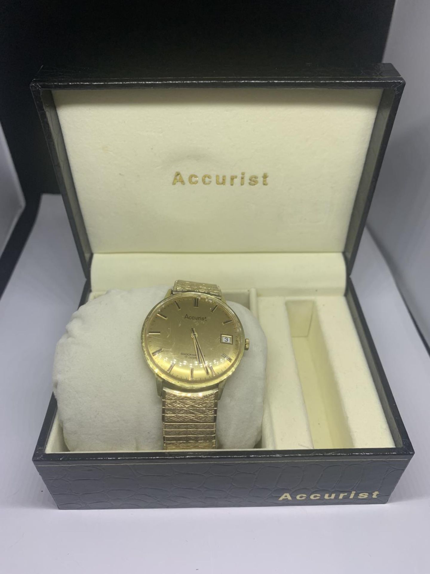 A VINTAGE ACCURIST WRIST WATCH IN A PRESENTATION BOX