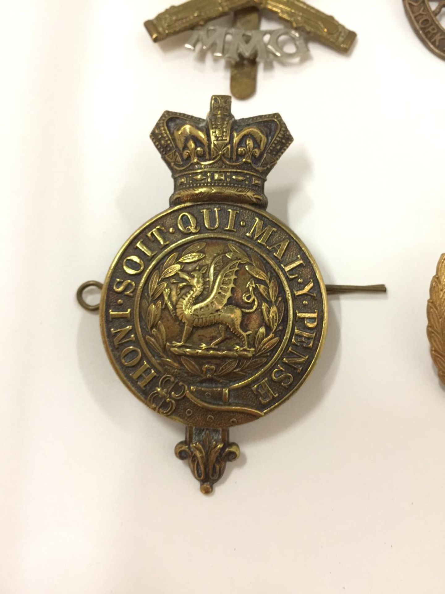 A COLECTION OF SIX MILITARY BADGES TO INCLUDE WOUTH WALES BORDERERS - Image 2 of 5