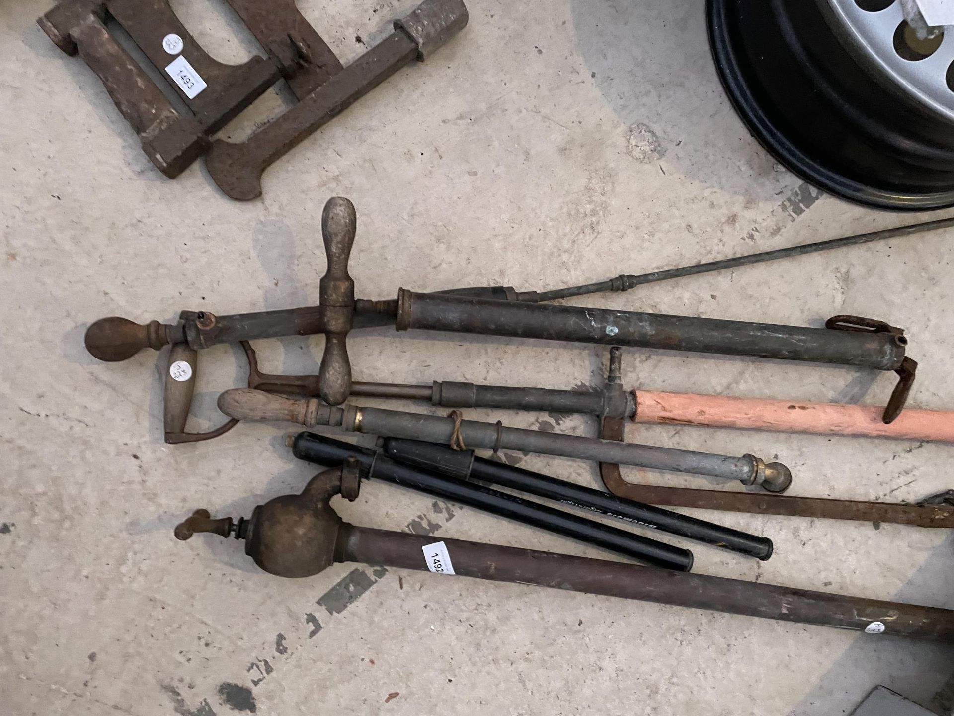 AN ASSORTMENT OF VARIOUS VINTAGE PUMPS TO INCLUDE TWO MODERN BIKE PUMPS - Image 2 of 2