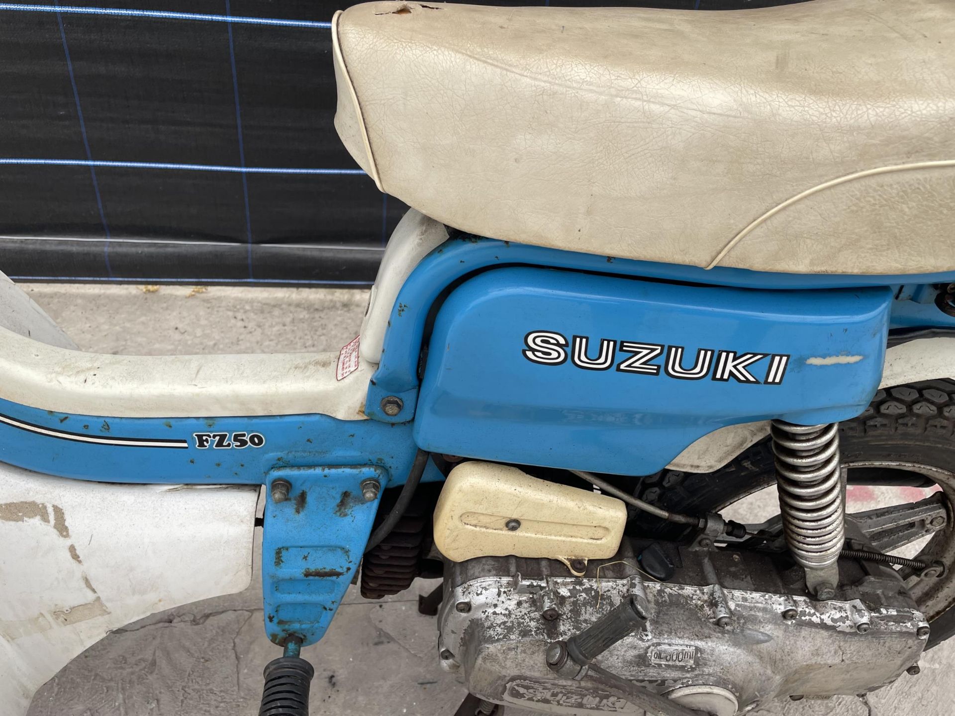 A 1992 SUZUKI FZ50 MOTORCYCLE - REGISTRATION J509 RDB- WHILST WE BELIEVE THAT THIS MOTORBIKE IS A - Image 2 of 9