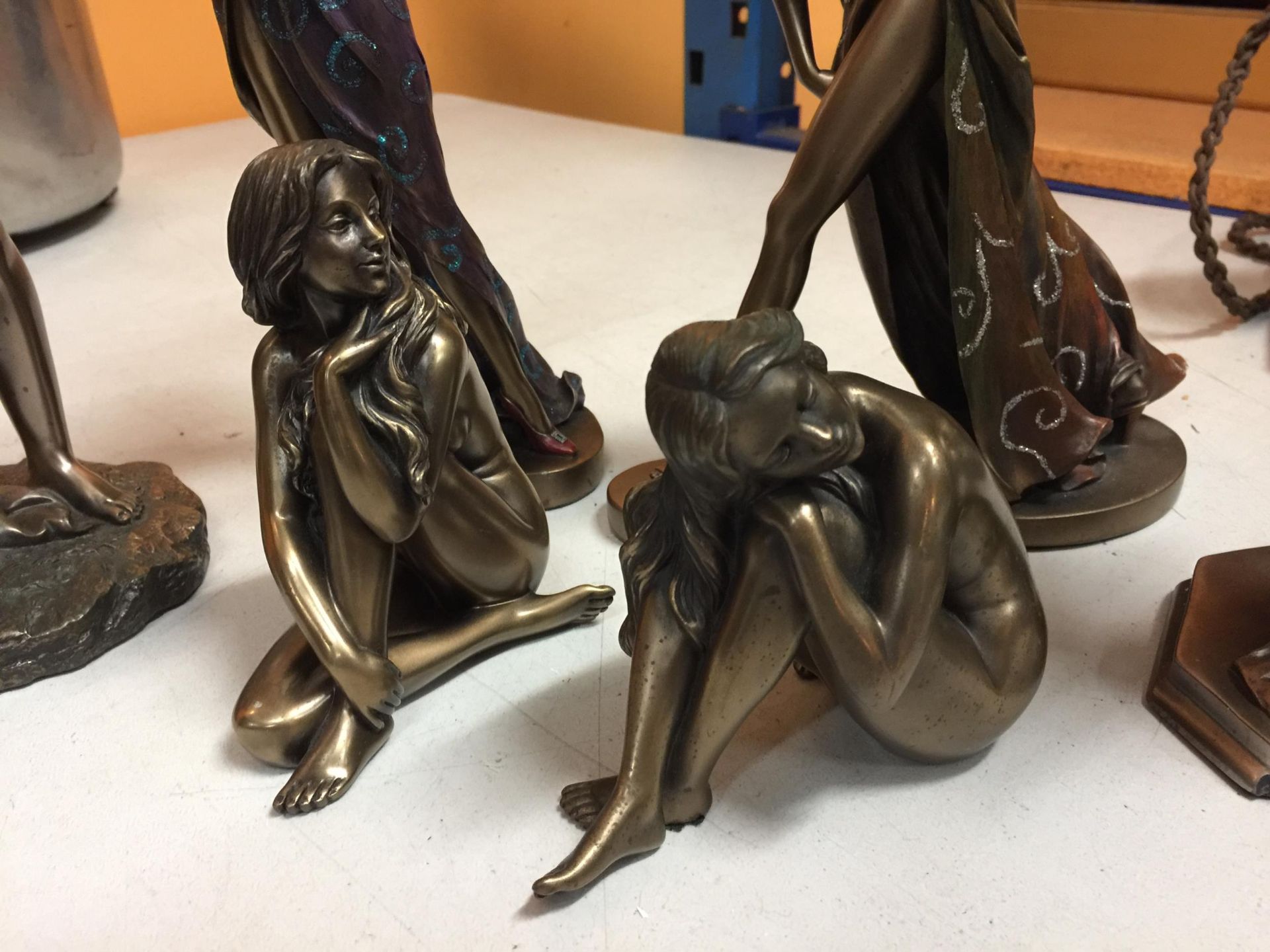 A COLLECTION OF SIX BRONZE EFFECT FIGURES TO INCLUDE TWO EMBRACING COUPLES (ONE BASE A/F), TWO - Image 3 of 7