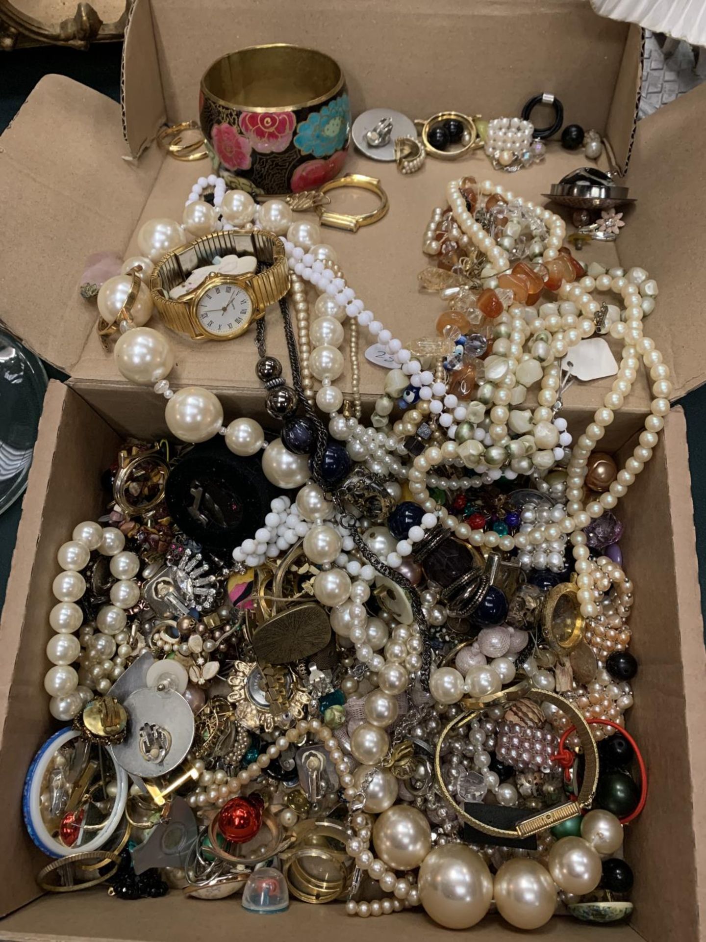 A BOX OF COSTUME JEWELLERY TO INCLUDE BANGLES, WATCHES, EARRINGS, BEADS, ETC
