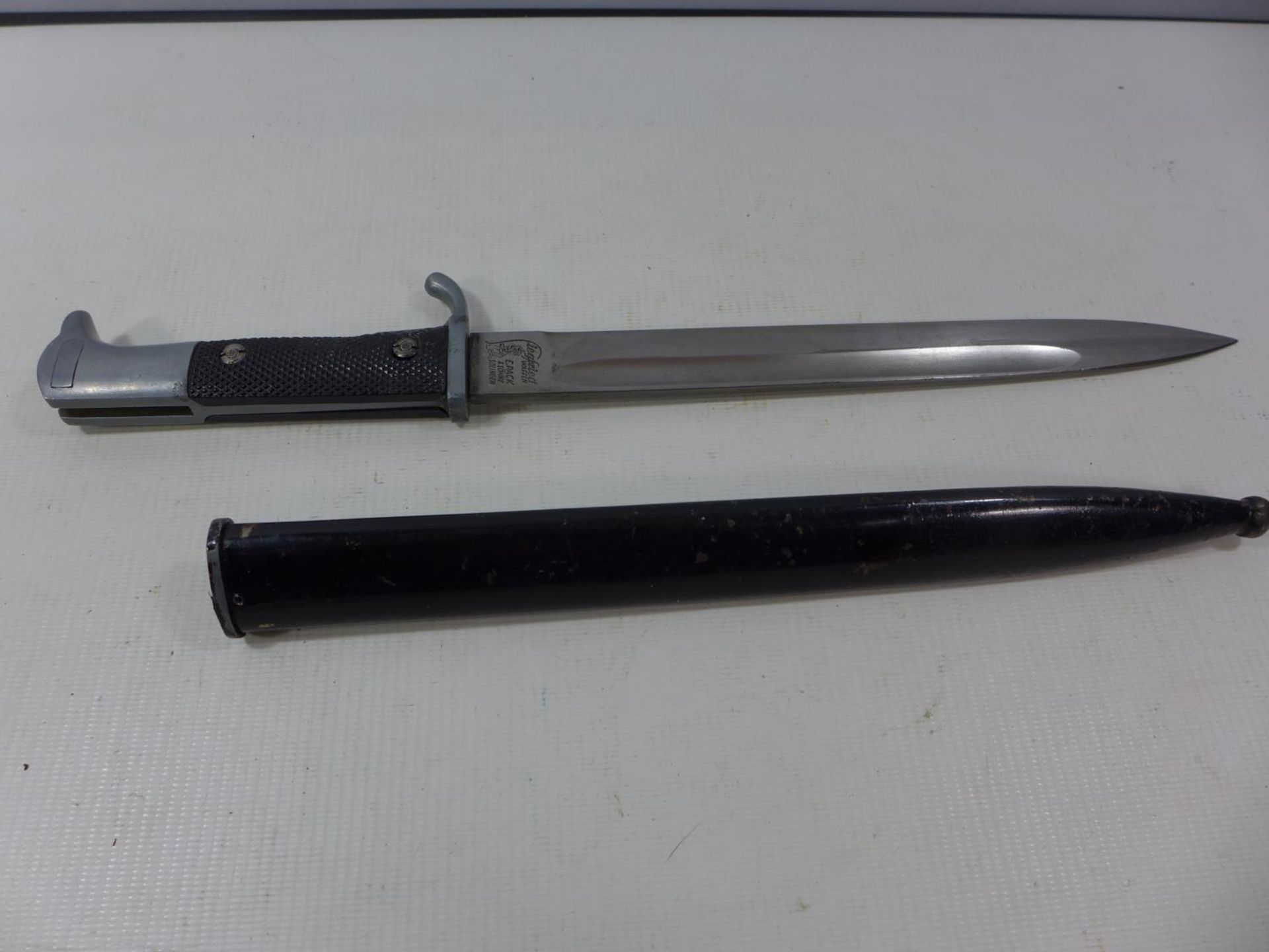 A GERMAN K98 BAYONET, 24.5CM BLADE STAMPED SIEGFRIED WAFFEN, E.PACK AND SOHNE SOLINGEN, METAL - Image 2 of 4