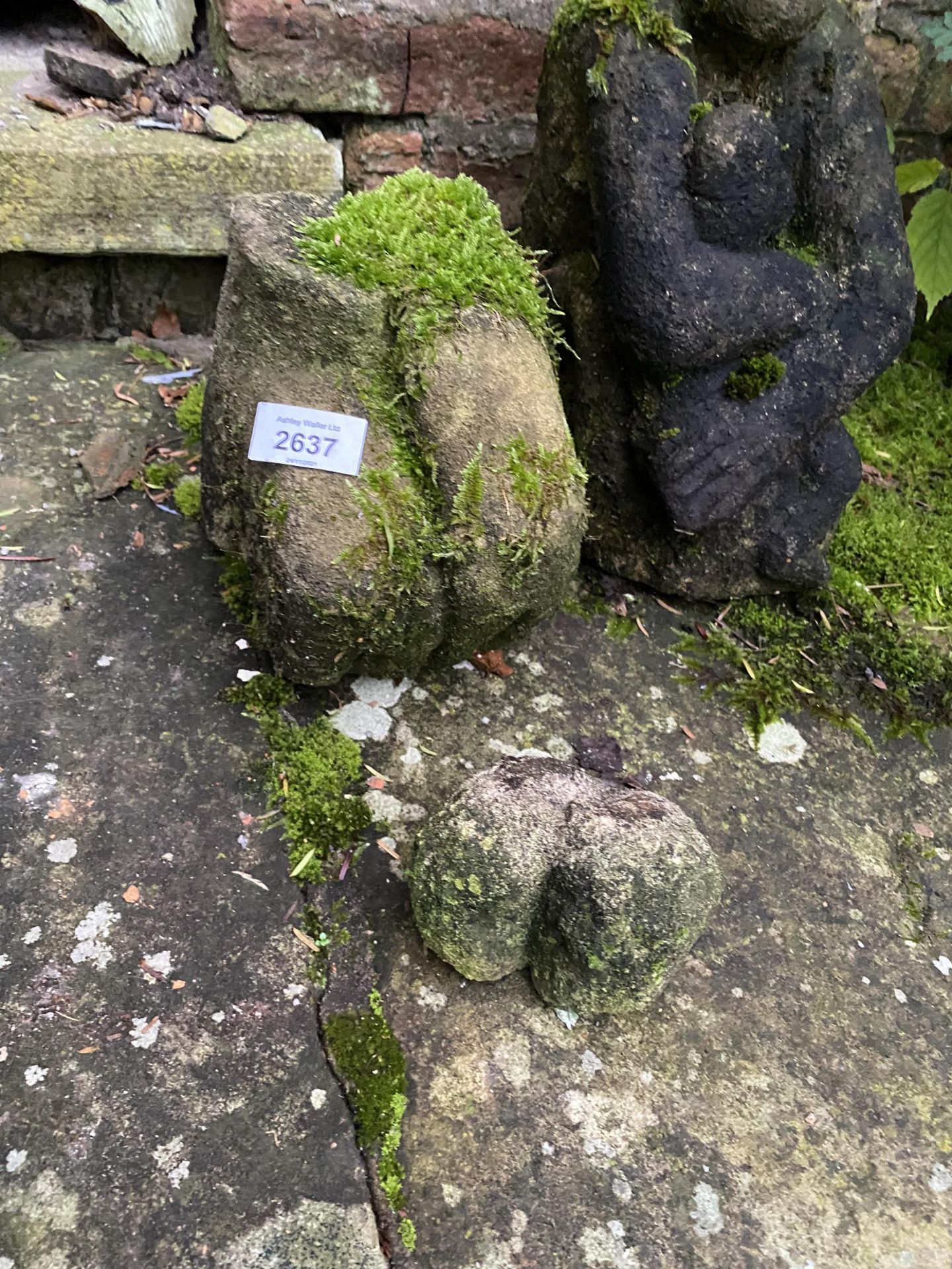 A RECONSTITUTED STONE MONKEY WITH YOUNG (H:31CM) AND A FURTHER FIGURE - Image 3 of 3