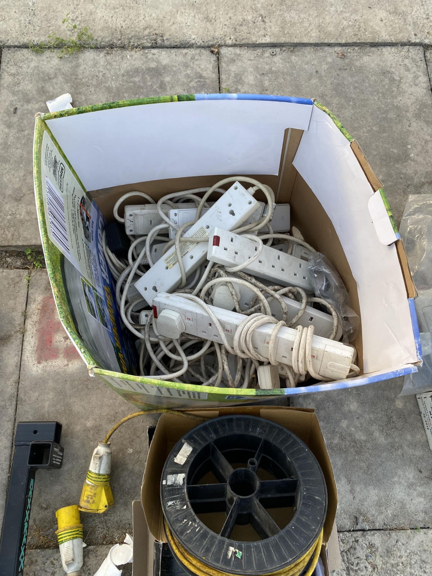 AN ASSORTMENT OF ITEMS TO INCLUDE WORK BOOTS, EXTENSION LEADS AND A HELMET ETC - Image 4 of 4