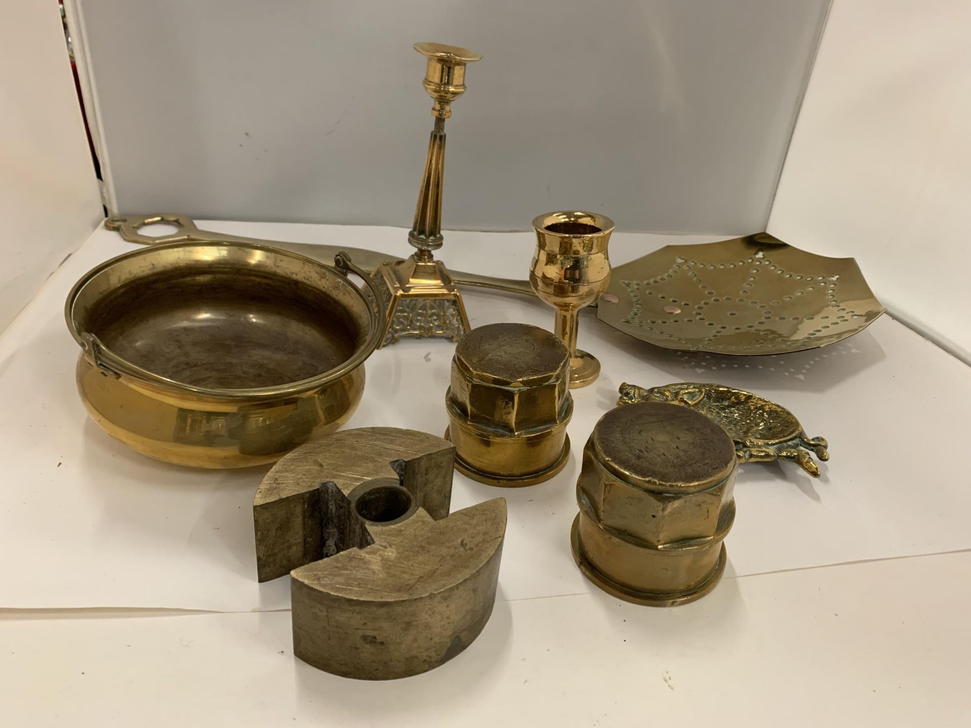 AN AMOUNT OF BRASS ITEMS TO INCLUDE A SKILLET, CANDLESTICK, ETC - Image 3 of 3