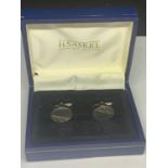 A PAIR OF MARKED SILVER CUFFLINKS ON A PRESENTATION BOX
