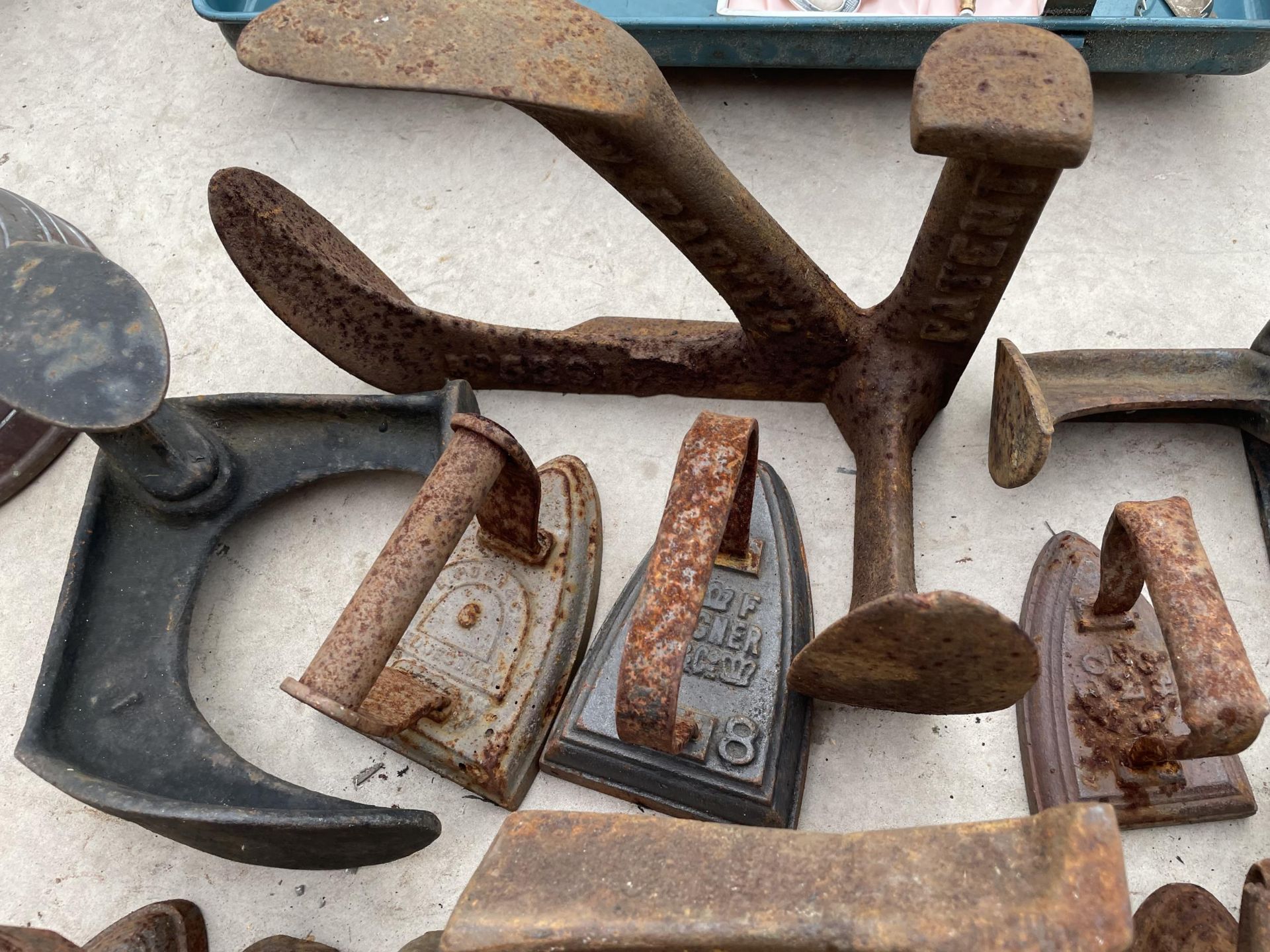 AN ASSORTMENT OF VINTAGE COBBLERS LASTS AND FLAT IRONS ETC - Image 3 of 3