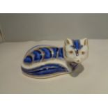A ROYYAL CROWN DERBY ARTIC FOX WITH SILVER COLOURED STOPPER