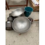 AN ASSORTMENT OF ITEMS TO INCLUDE A STAINLESS STEEL MIXING BOWL, A SMALL ENAMEL PAN AND A COPPER