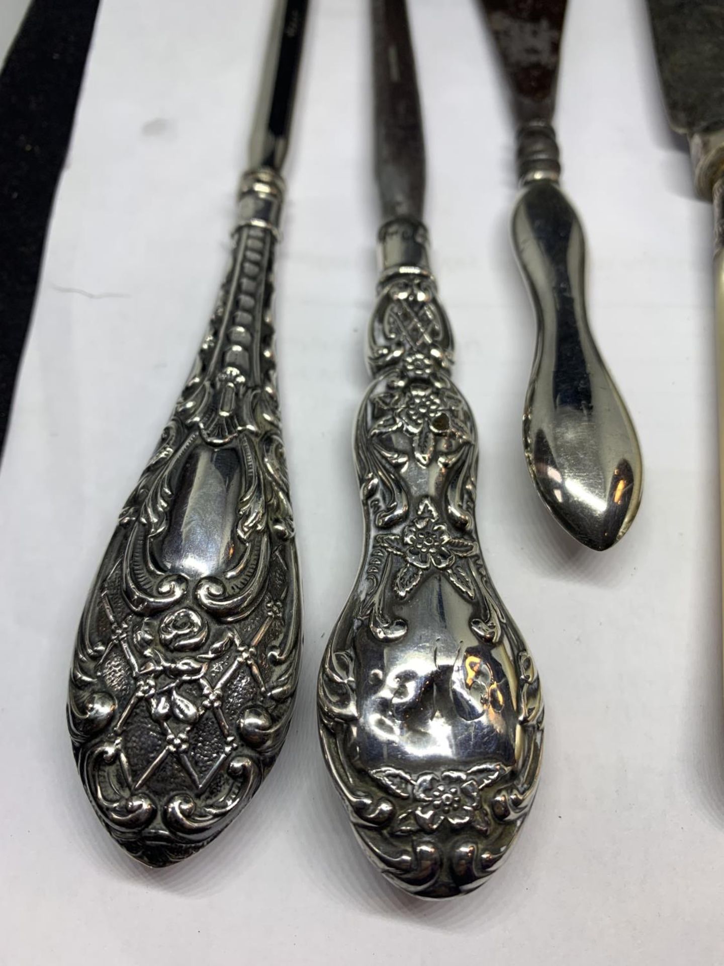 SEVEN HALLMARKED SILVER HANDLED ITEMS TO INCLUDE KNIVES, BUTTON HOOKS ETC - Image 2 of 4