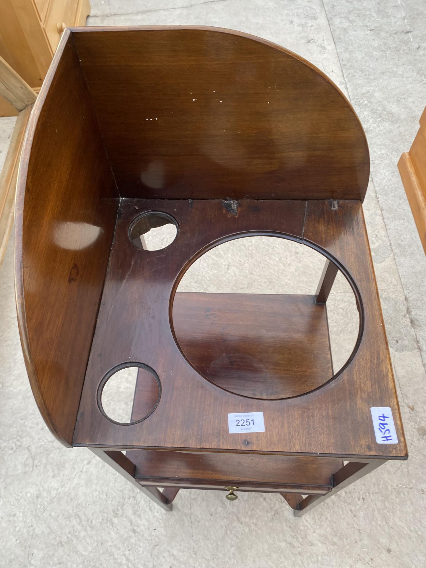 A GEORGIAN MAHOGANY CORNER WASHSTAND WITH SINGLE DRAWER - Image 3 of 4