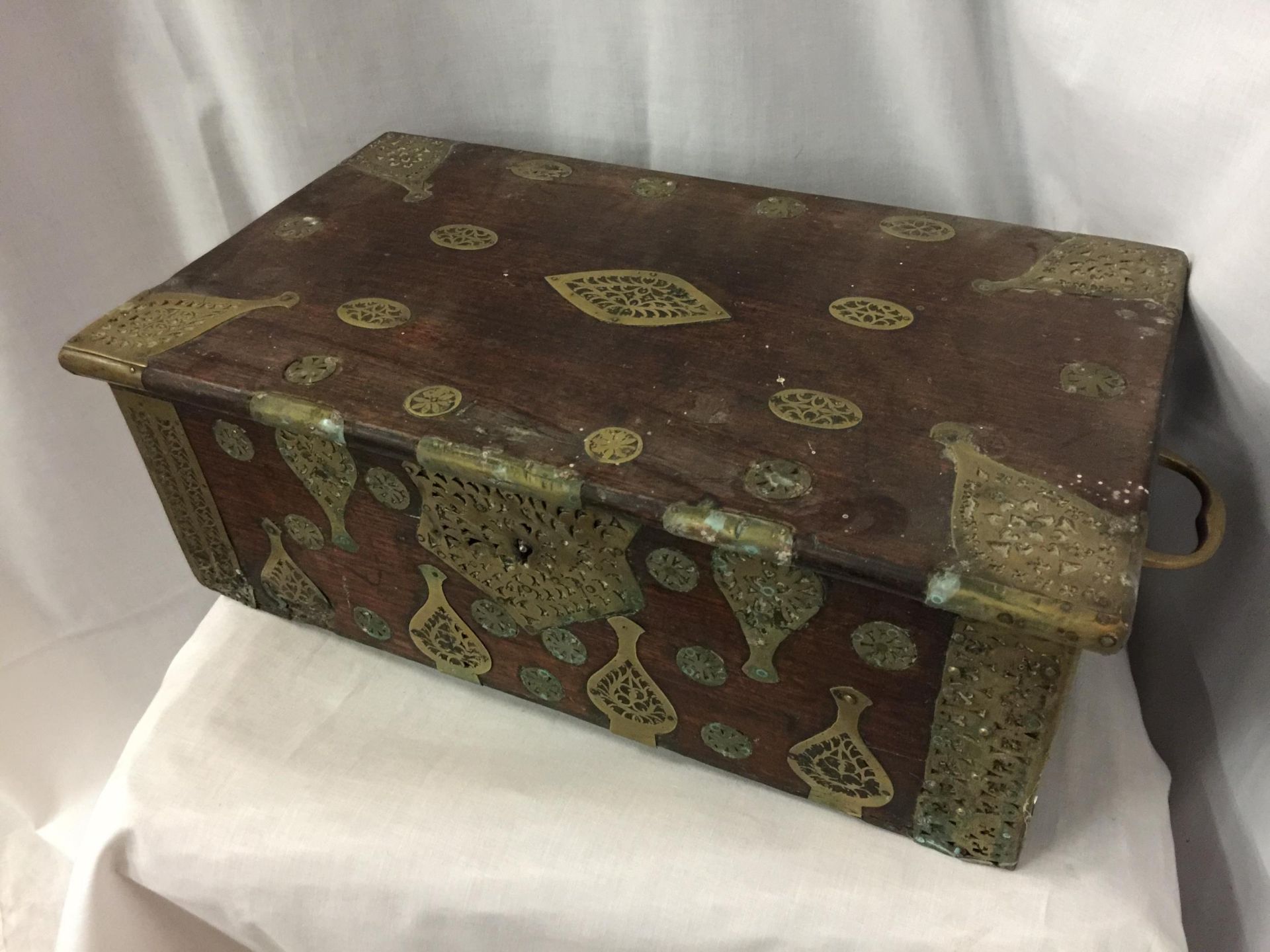 A DUTCH EAST INDIES PADOUK WOOD TRAVELLING BOX WITH BRASS DECORATION AND HANDLES - Image 2 of 5