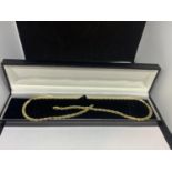 A YELLOW METAL NECKLACE MARKED ITALY 14K WITH PRESENTATION BOX