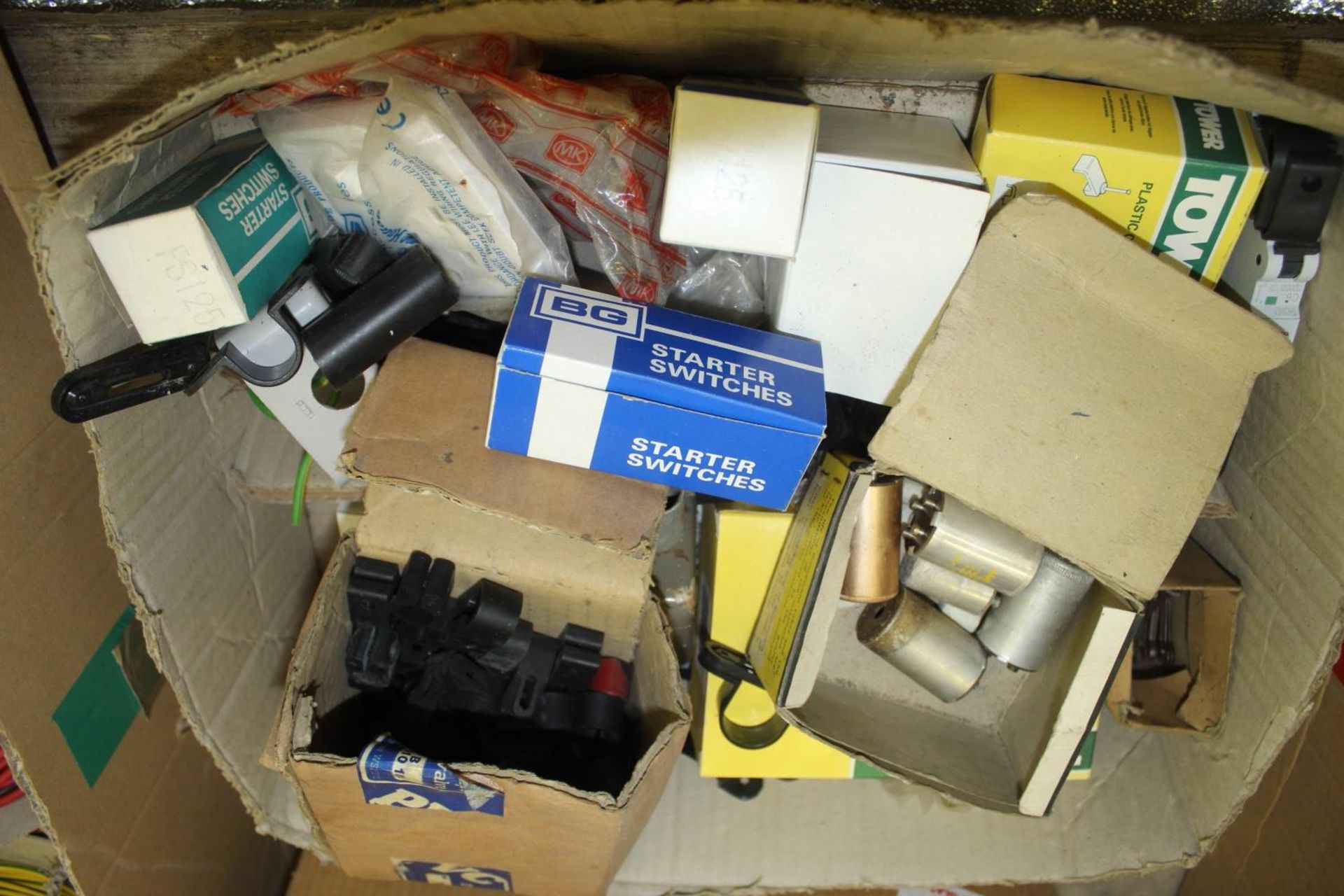 VARIOUS ELECTRICAL SPARES TO INCLUDE PLUGS, SOCKETS, STARTERS, CLIPS - Image 3 of 4