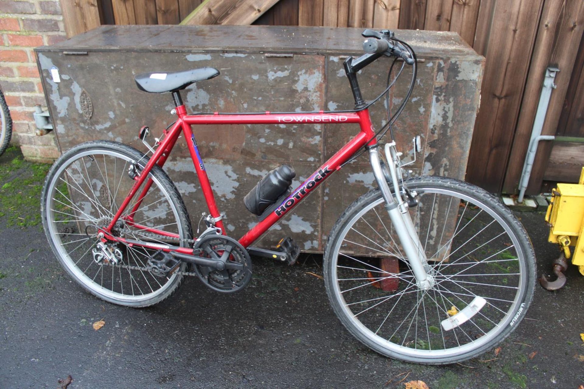 A TOWNSEND HOTROCK BIKE WITH A 21 SPEED SHIMANO GEAR SYSTEM