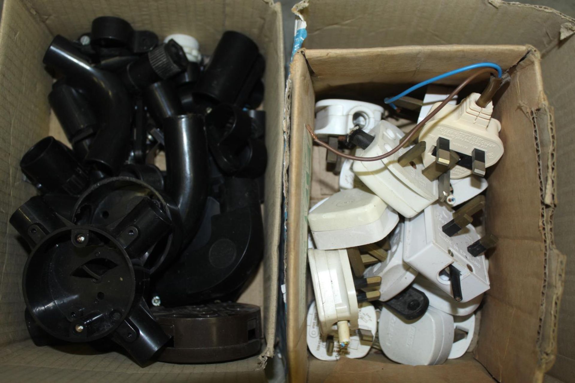 VARIOUS ELECTRICAL SPARES TO INCLUDE PLUGS, SOCKETS, STARTERS, CLIPS - Image 2 of 4