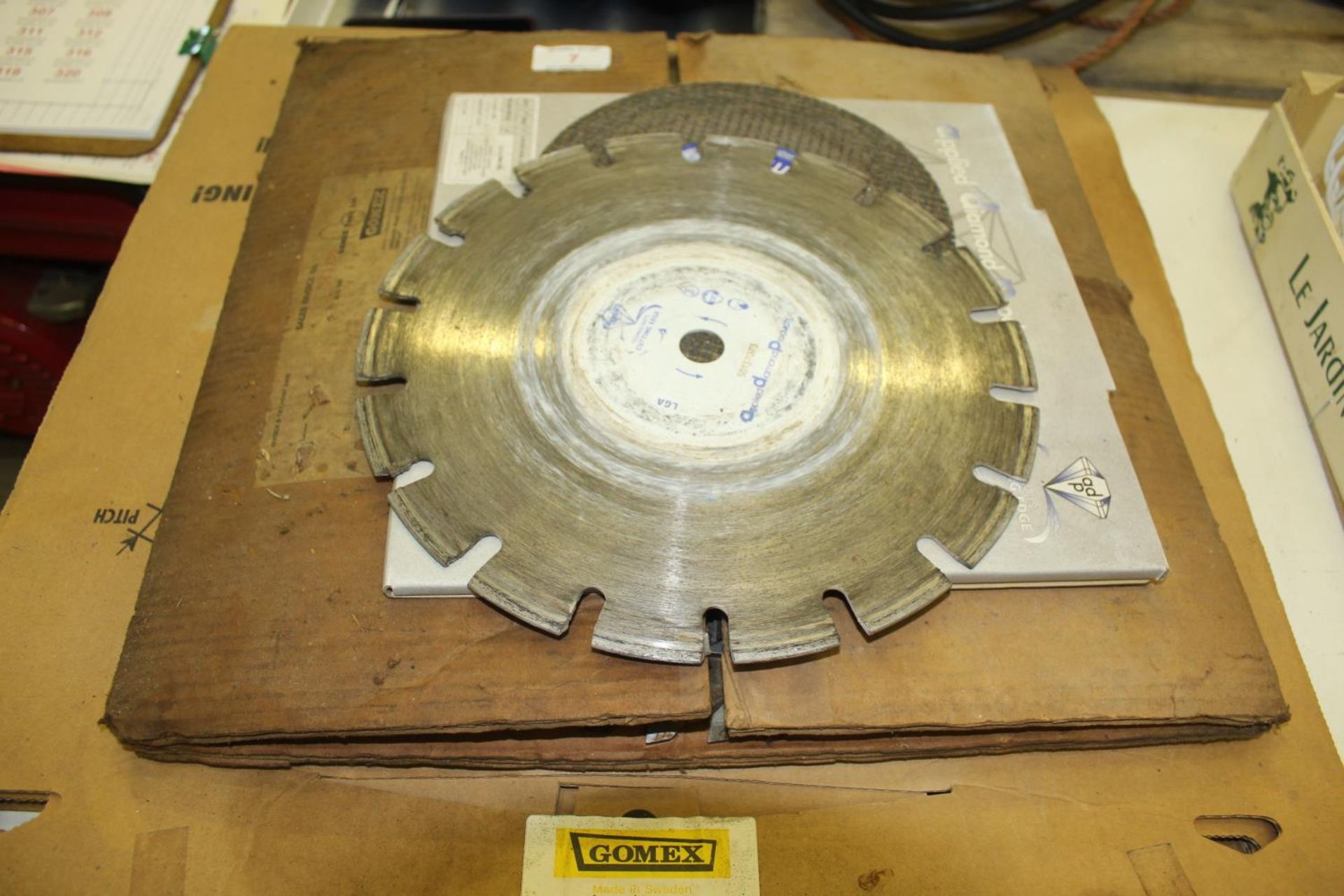 A LARGE QUANTITY OF VARIOUS CUTTING DISCS TO INCLUDE GOMEX AND ADP