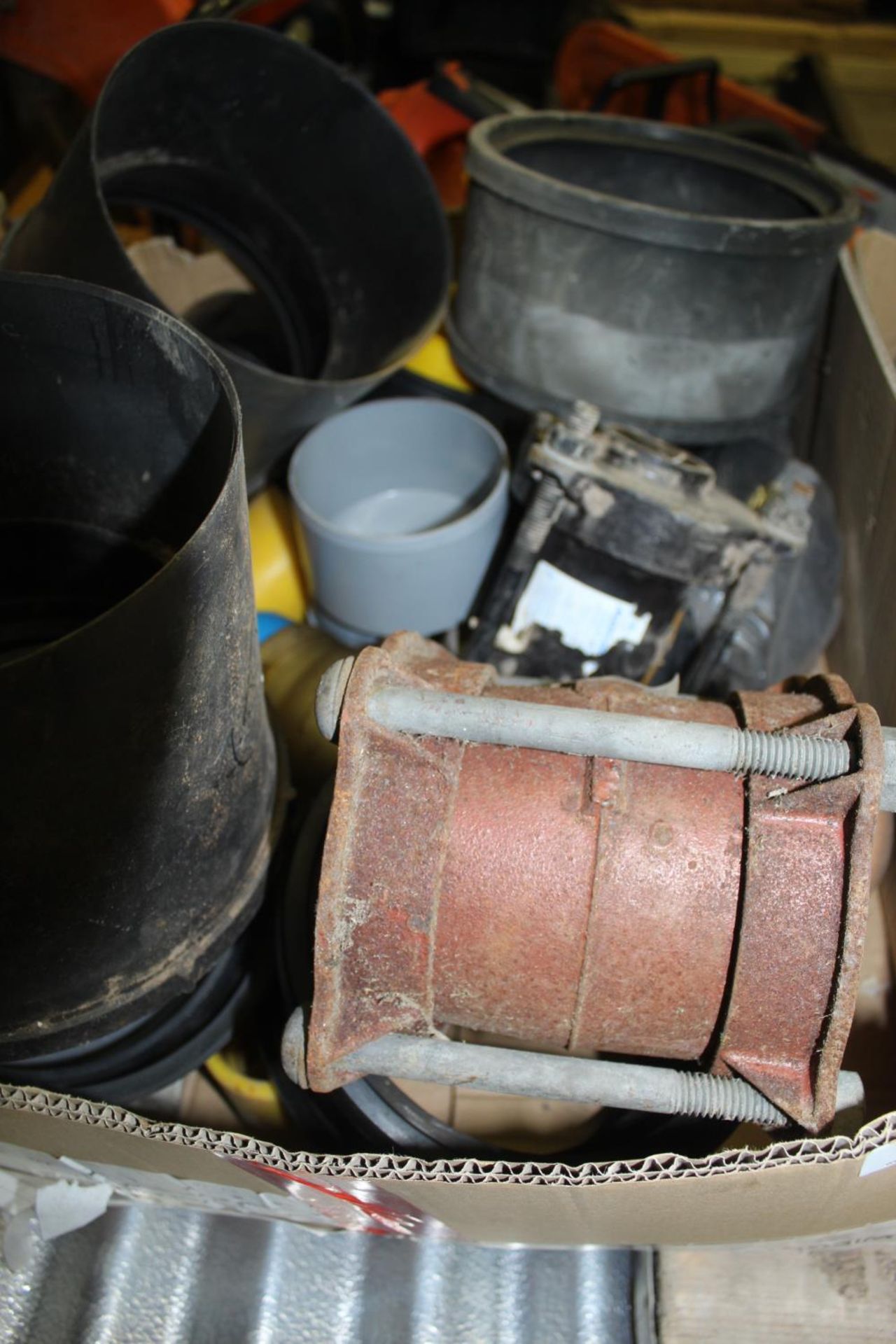 A BOX CONTAINING VARIOUS LARGE PIPE COUPLINGS ETC