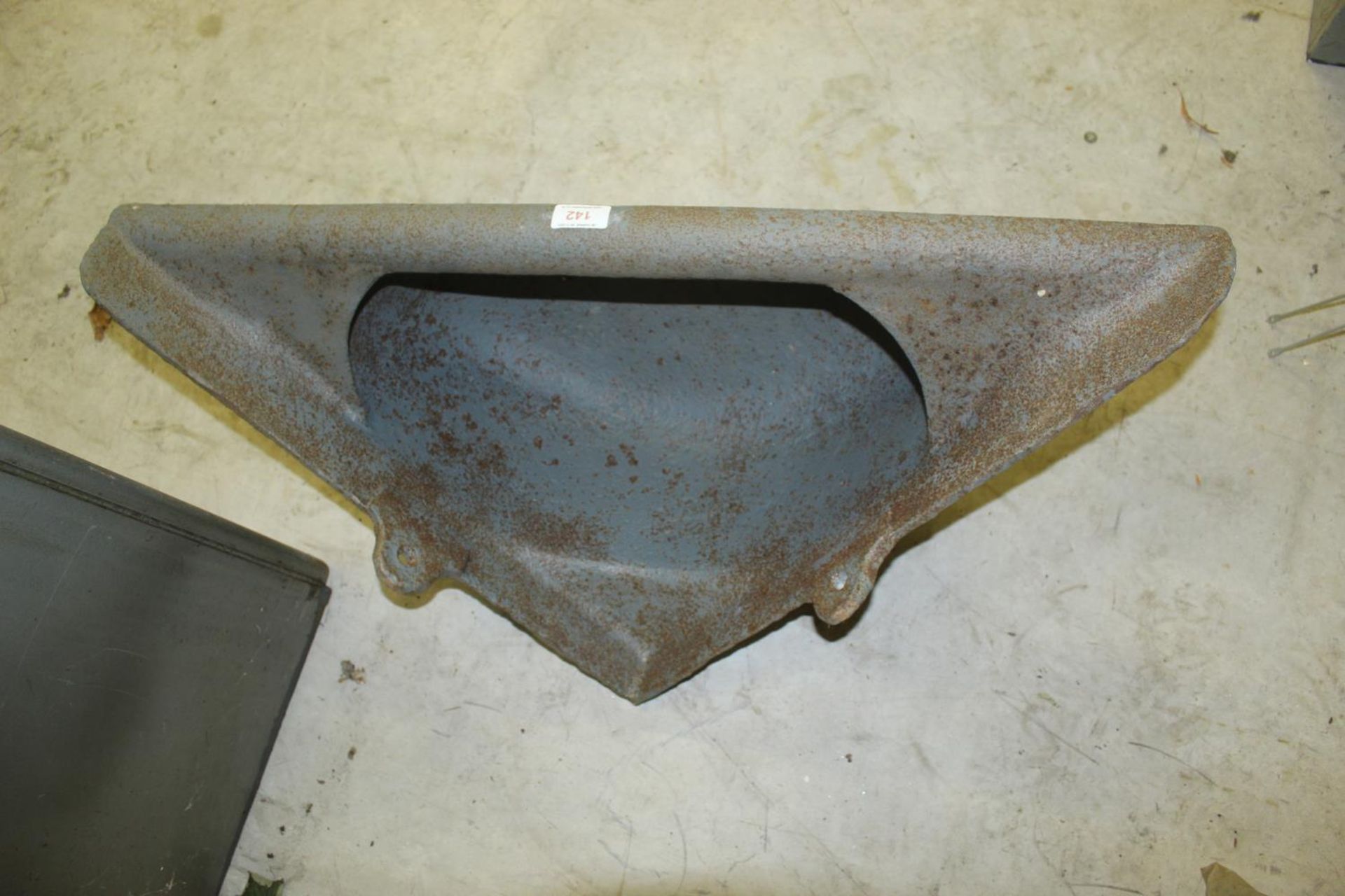 A CAST METAL CORNER TROUGH WITH RING 94CM ACROSS FRONT - Image 2 of 2