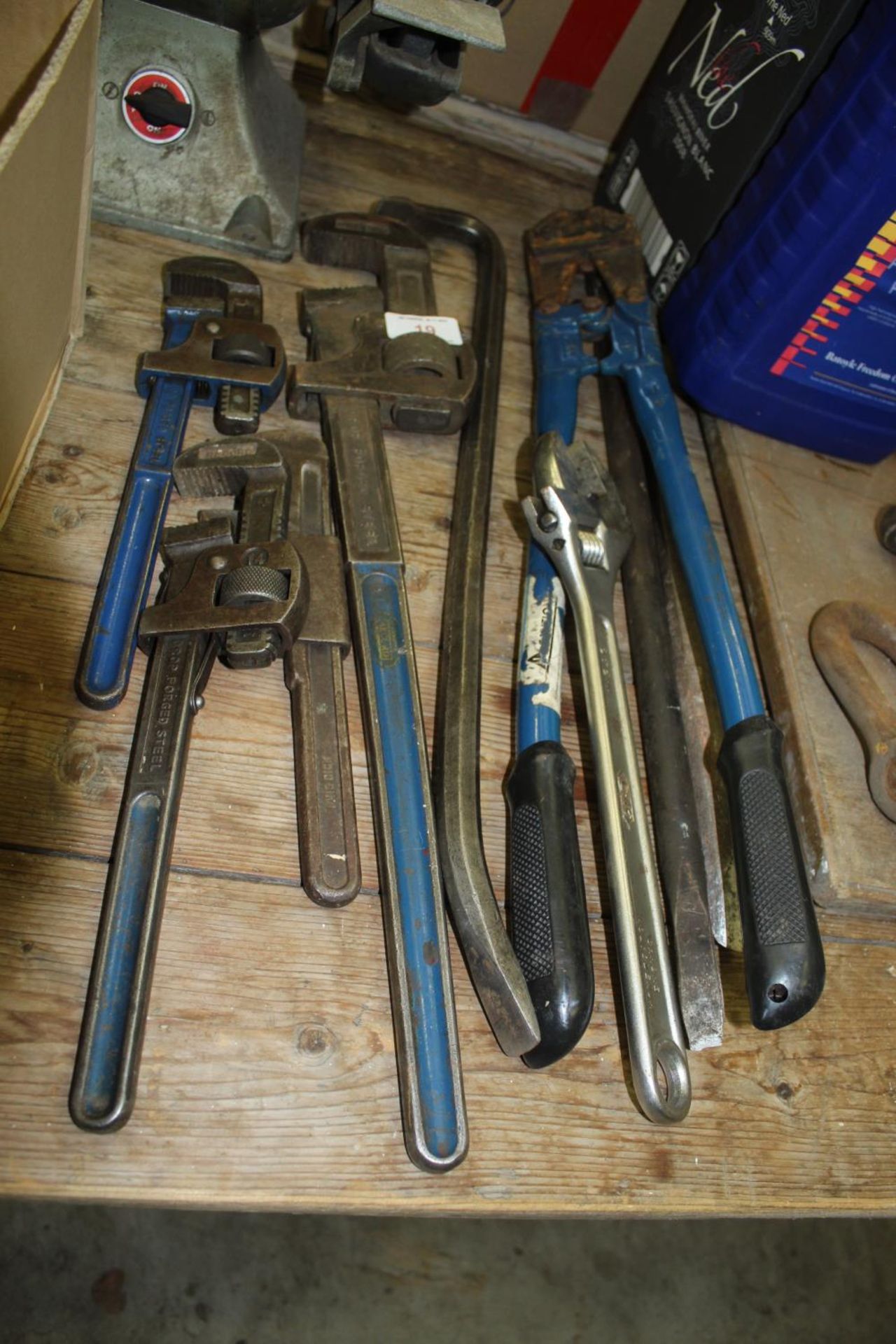 A QUANTITY OF ITEMS TO INCLUDE FOUR PIPE WRENCHES, AN ADJUSTABLE SPANNER, THREE CROW BARS AND A PAIR