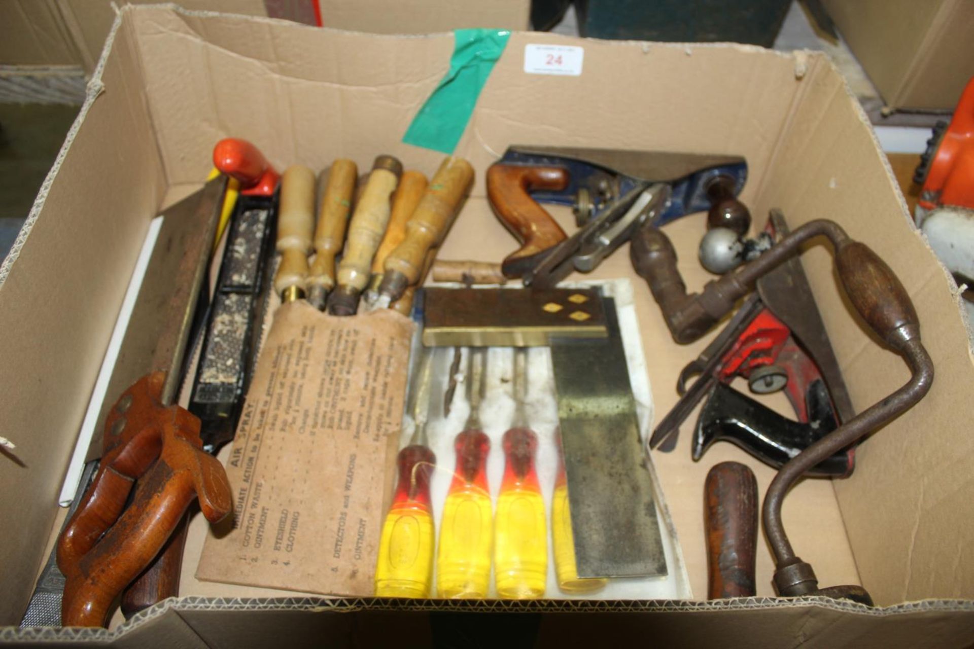 A BOX CONTAINING VARIOUS TOOLS TO INCLUDE SAWS, CHISELS, PLANES ETC