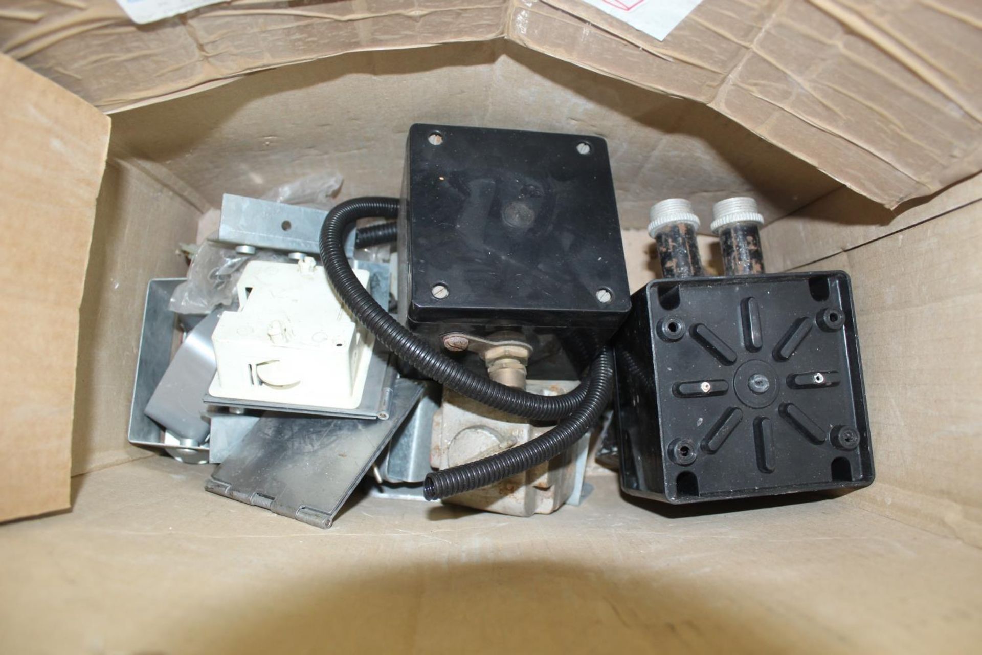 VARIOUS ELECTRICAL SPARES TO INCLUDE PLUGS, SOCKETS, STARTERS, CLIPS - Image 4 of 4