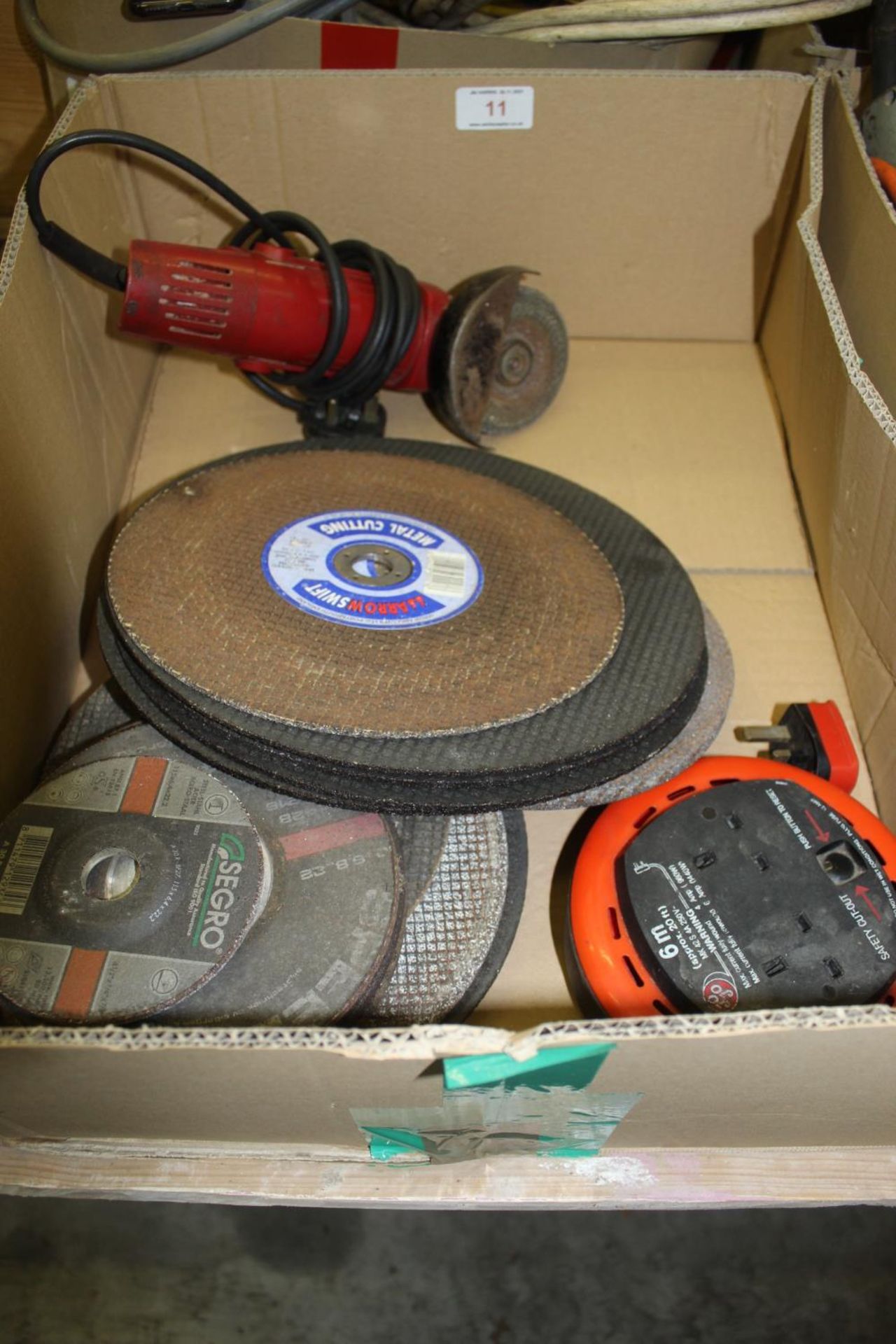 A SEALEY 100MM HEAVY DUTY INDUSTRIAL ANGLE GRINDER WITH VARIOUS DISCS AND AN EXTENSION CABLE