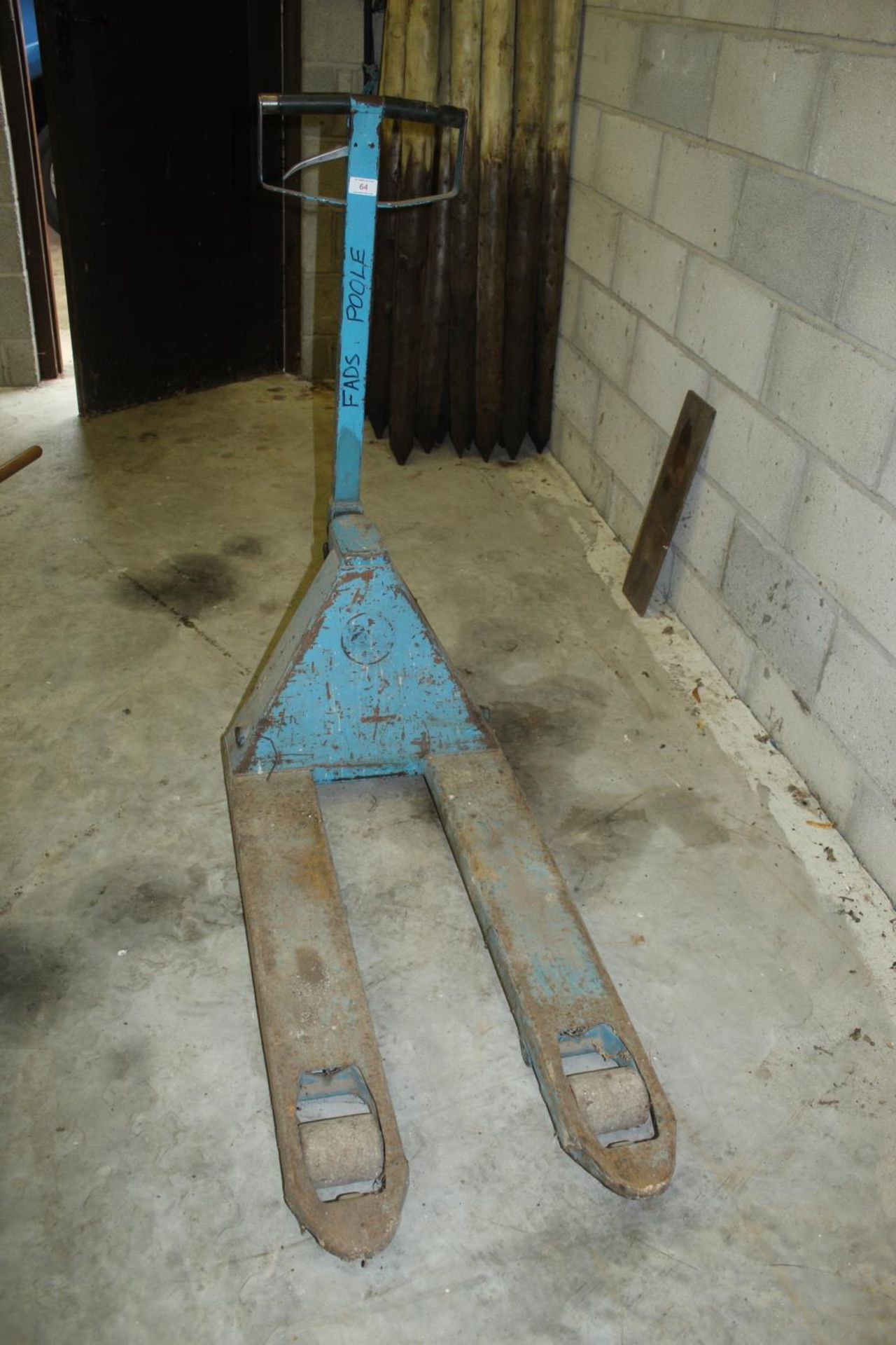 A BLUE PALLET TRUCK - Image 2 of 2
