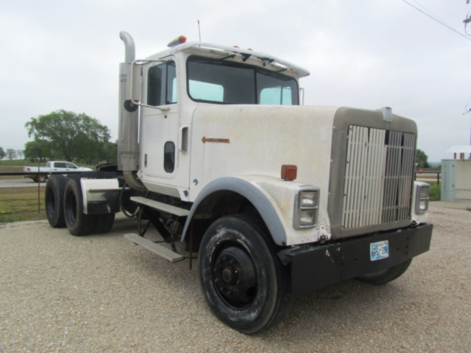 International Diesel Semi Manual Tractor Truck - Image 2 of 3