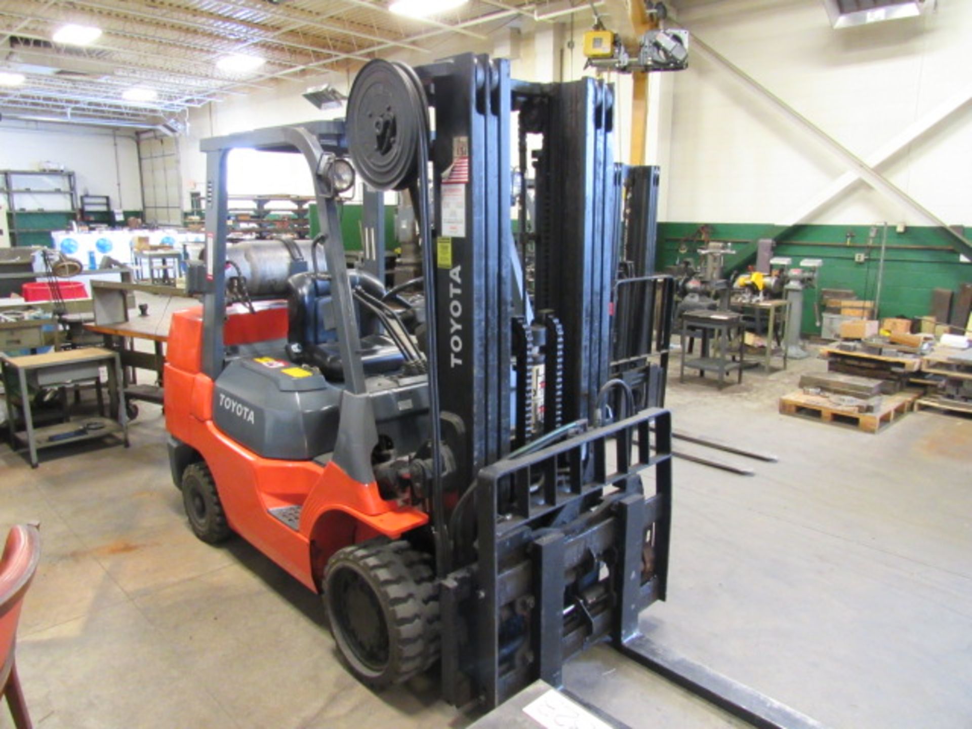 Toyota Model 7FG0035 8,000lb Capacity Propane Forklift - Image 4 of 7