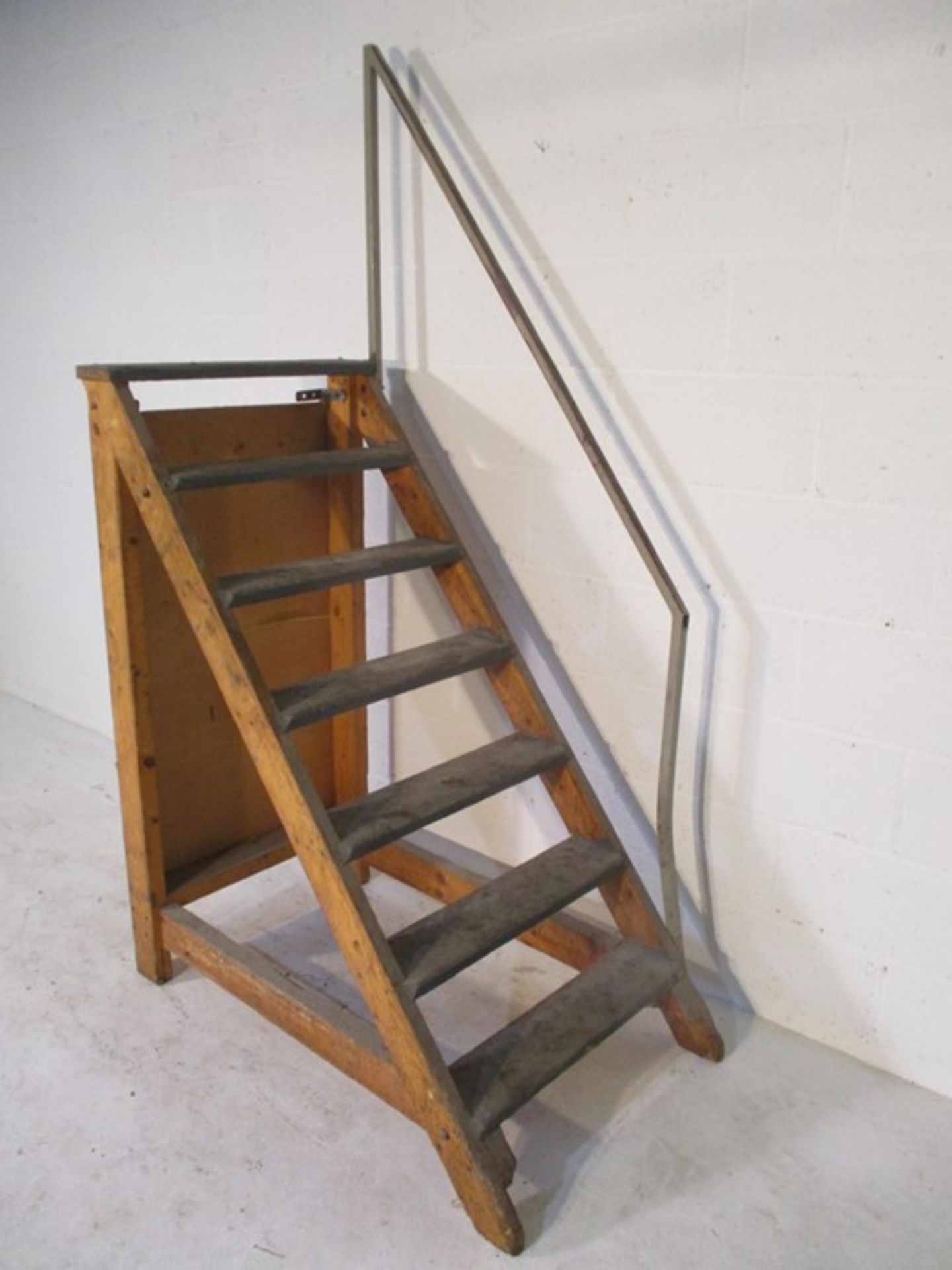 A set of industrial steps with hand rail, overall height 208 cm - Image 2 of 5