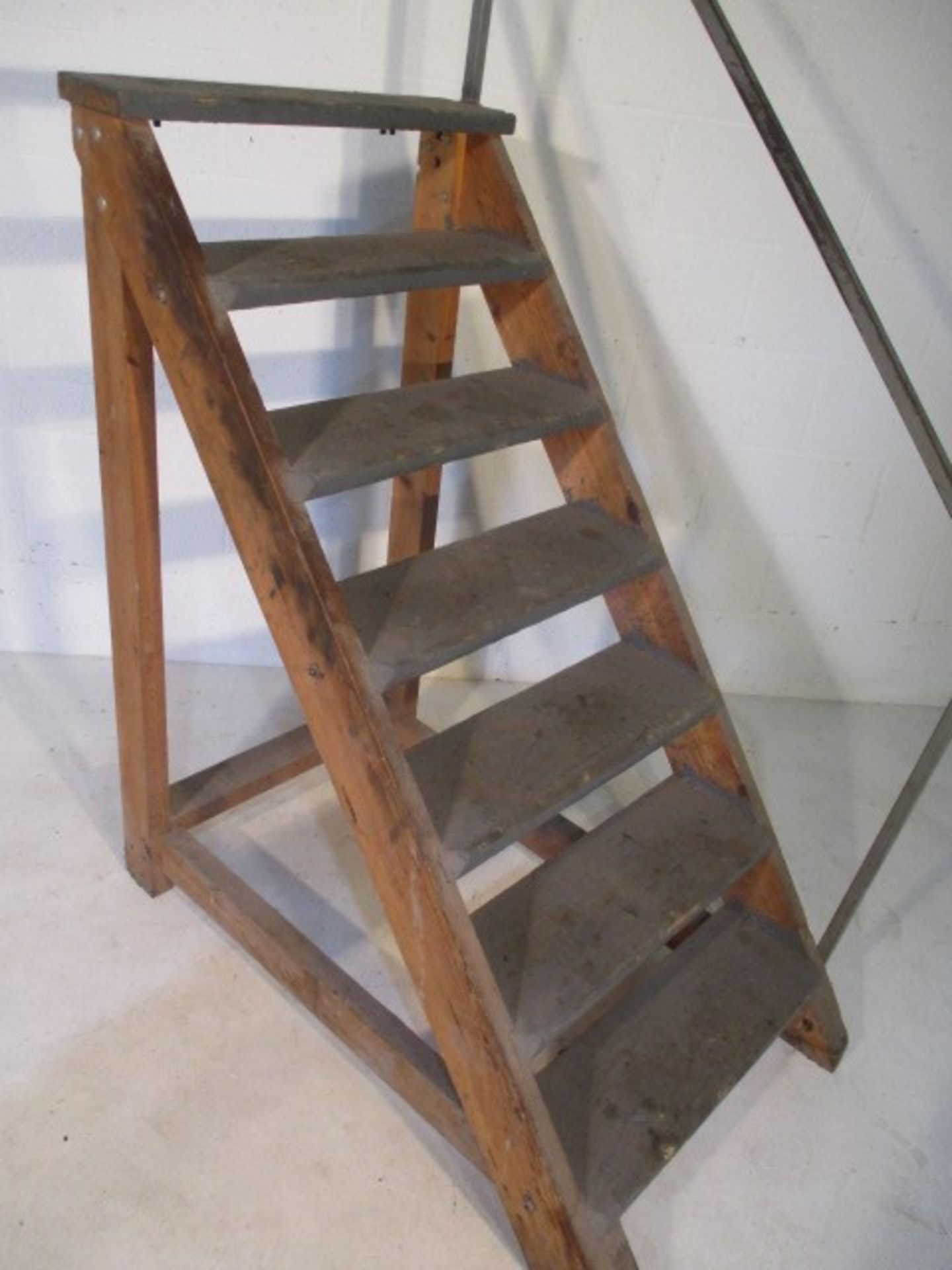 A set of industrial steps, rail loose, overall height 196 cm - Image 3 of 4