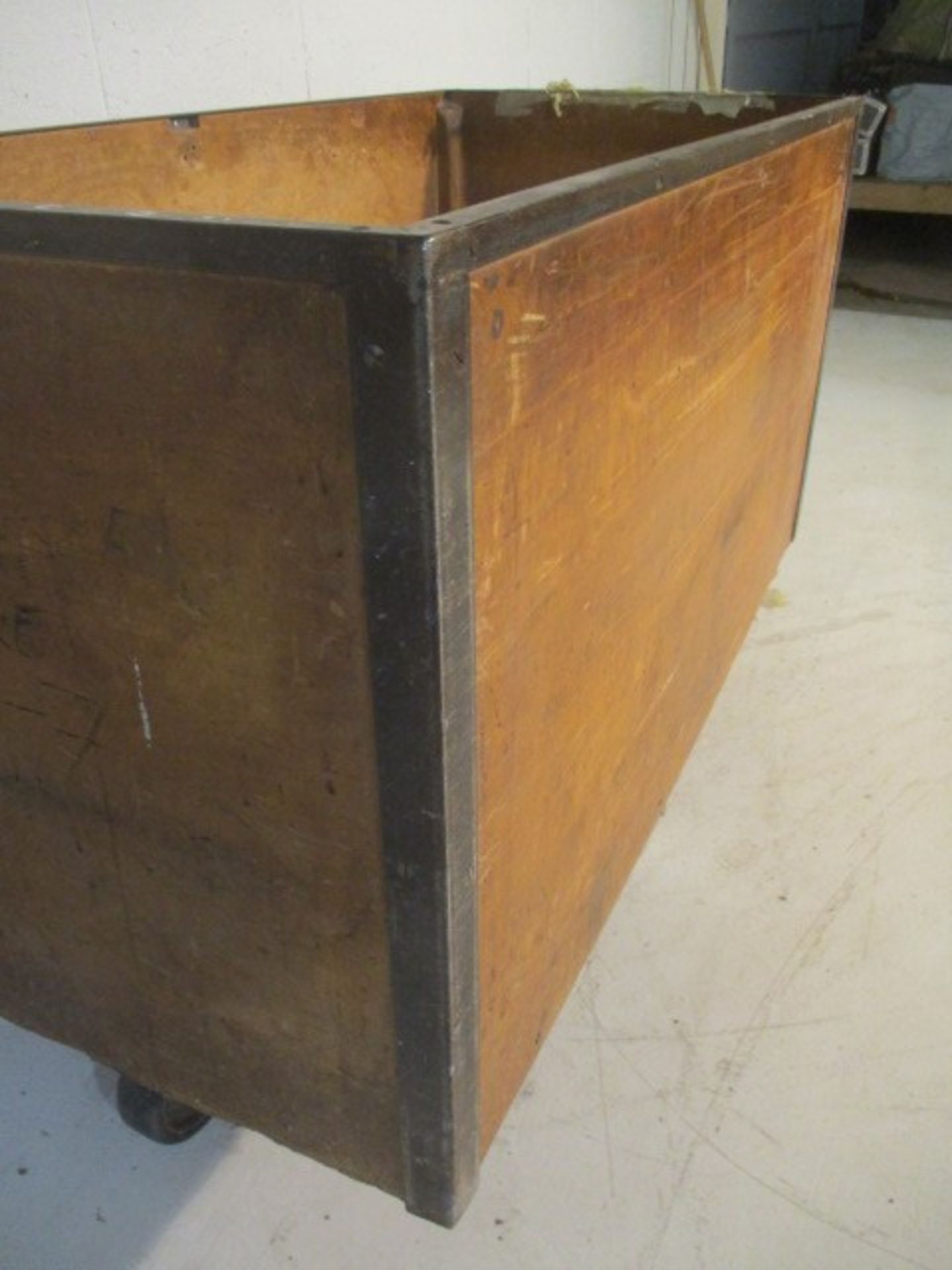 A wooden trolley with metal edging, 123 cm x 62 cm - Image 5 of 7