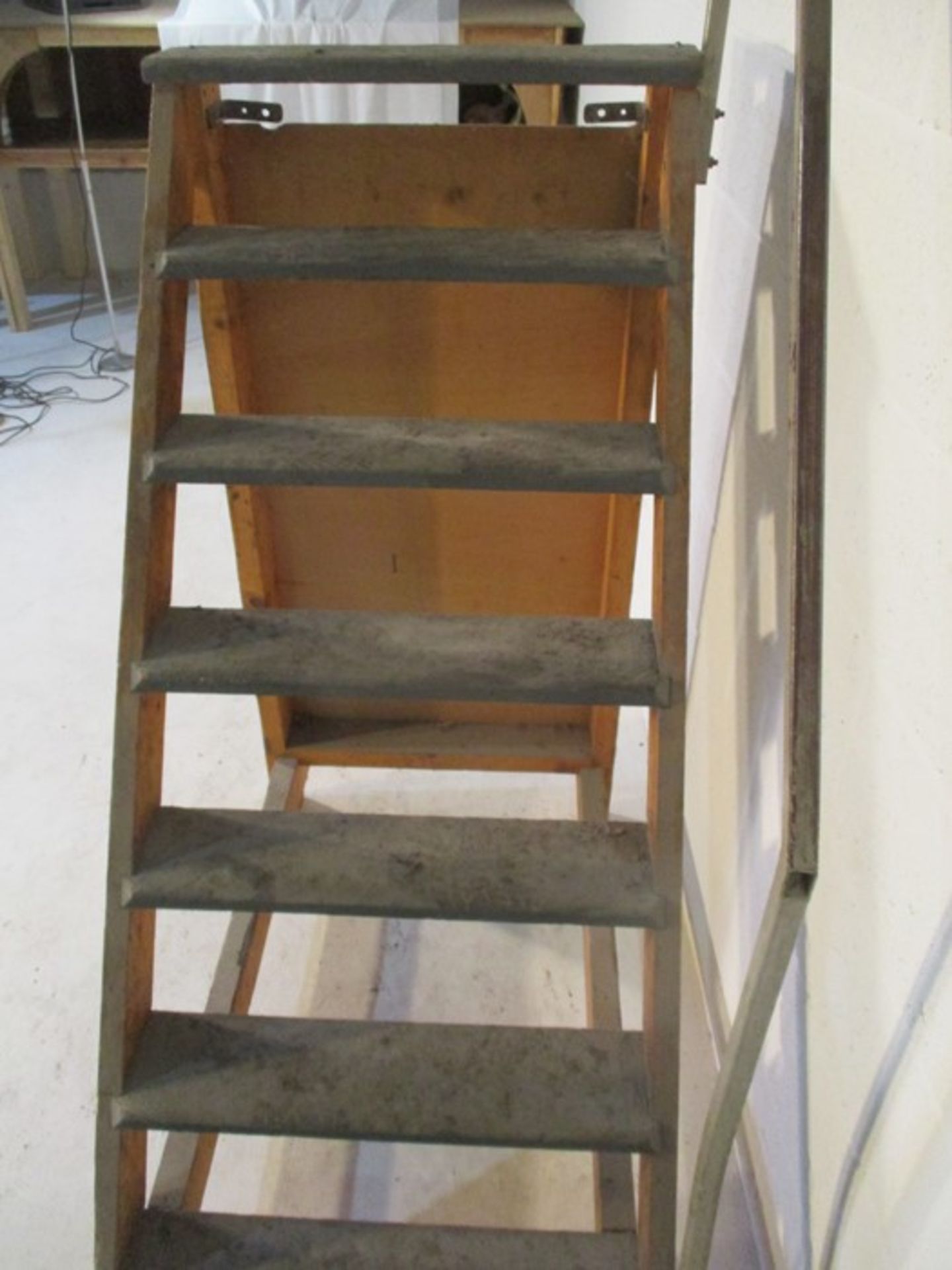A set of industrial steps with hand rail, overall height 208 cm - Image 5 of 5