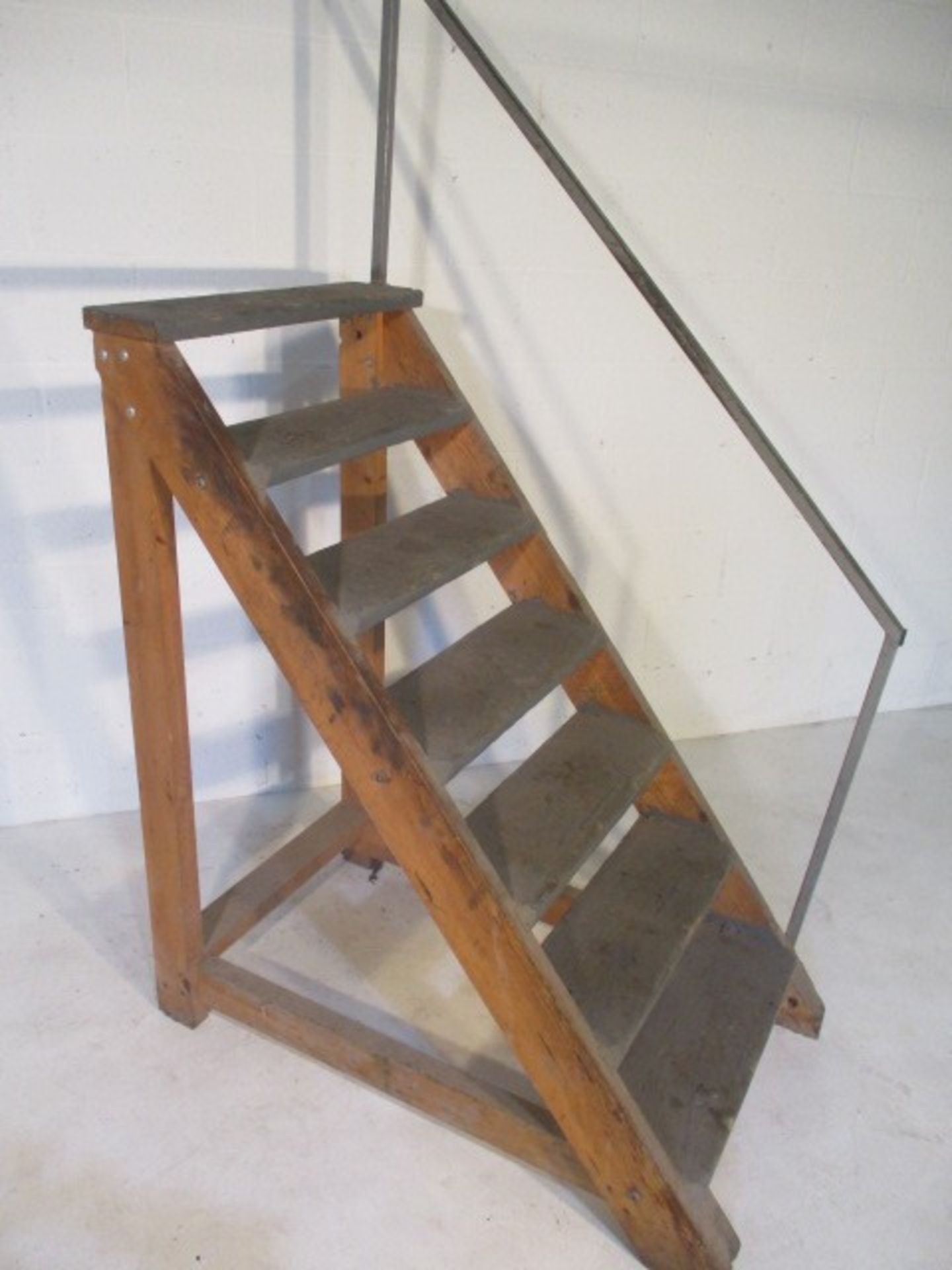 A set of industrial steps, rail loose, overall height 196 cm - Image 4 of 4